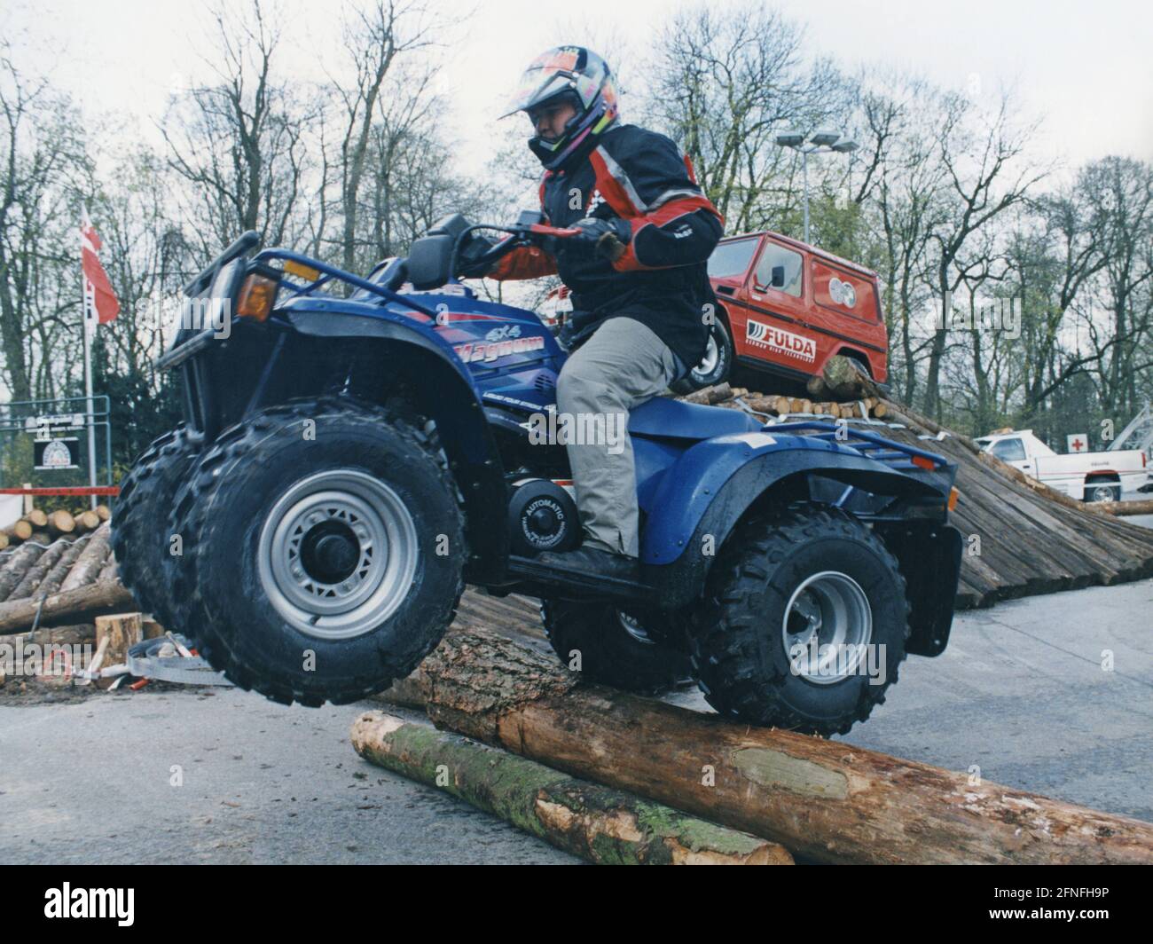 'Vom 16. Bis 20. April 1997 fand in München die Messe ''Off Road'' statt. Abgebildet ist ein Quad, das über Baumstämme springt. [Automatisierte Übersetzung]' Stockfoto