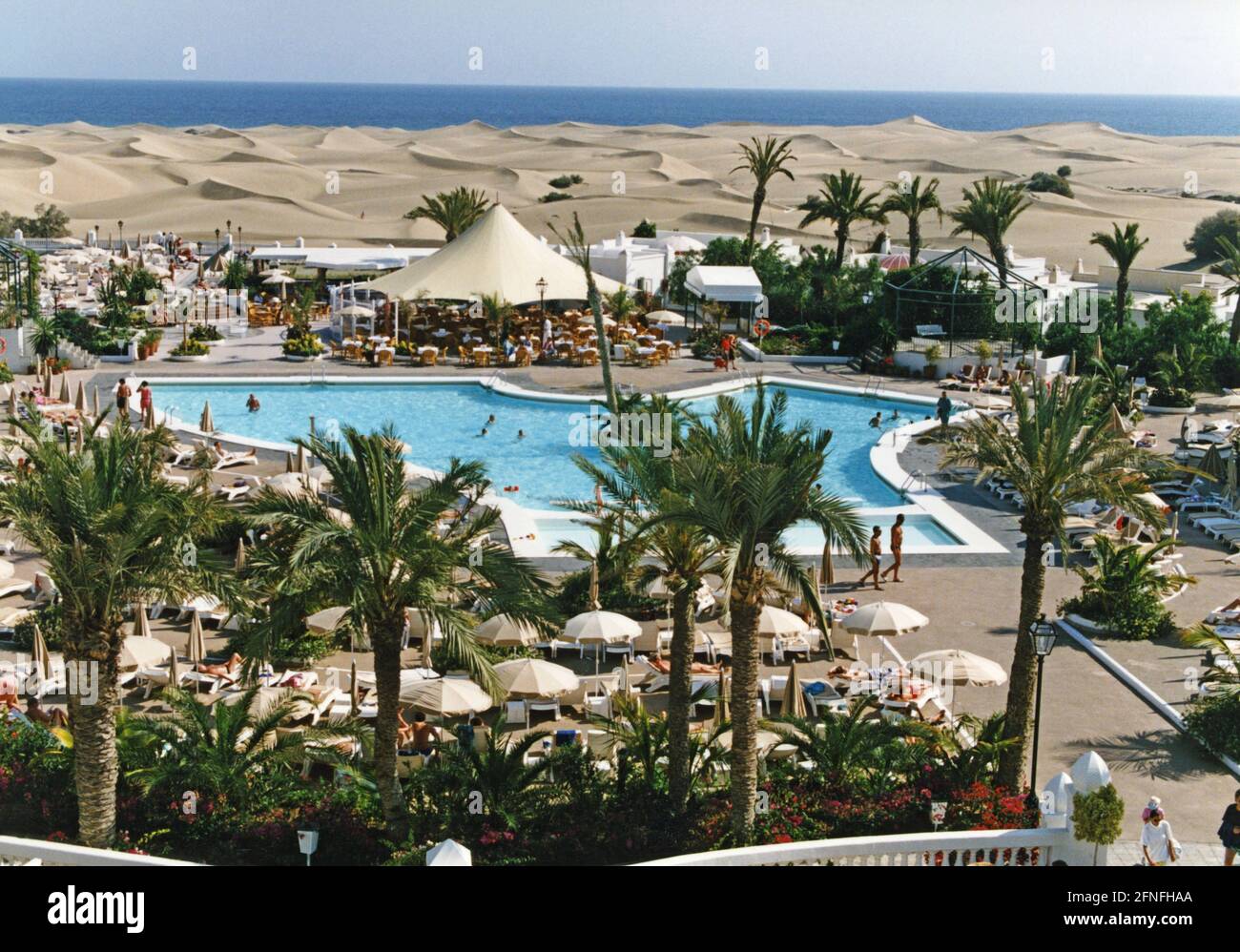 Poolbereich des Riu Palace in Maspalomas auf Gran Canaria. Im Hintergrund sieht man die Dünen und das Meer. [Automatisierte Übersetzung] Stockfoto