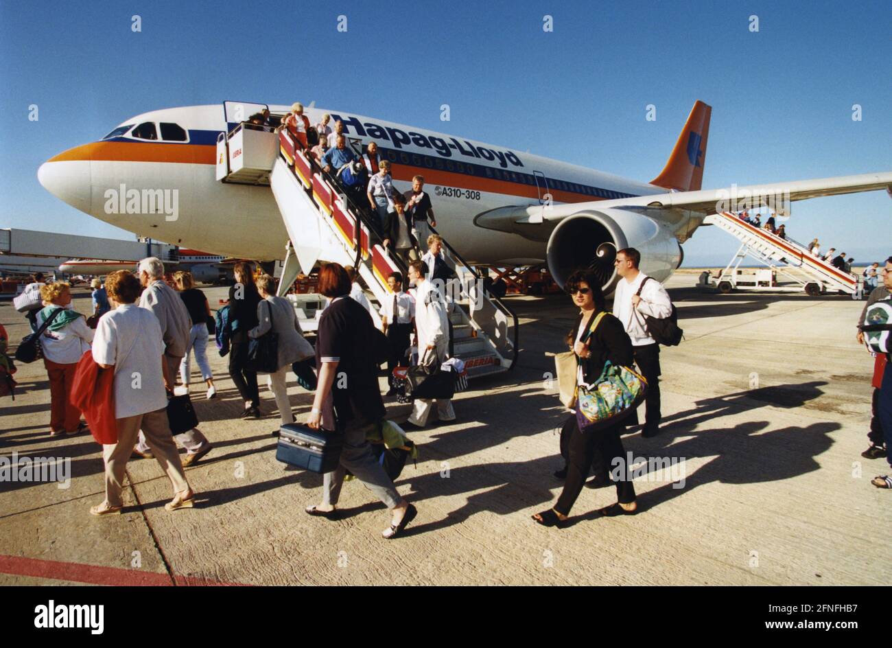 Ankunft eines Flugzeugs der Fluggesellschaft Hapag-Lloyd Flug am Flughafen  Puerto del Rosario, Fuerteventura. Passagiere verlassen den Airbus A310-308  über eine Treppe. [Automatisierte Übersetzung] Stockfotografie - Alamy