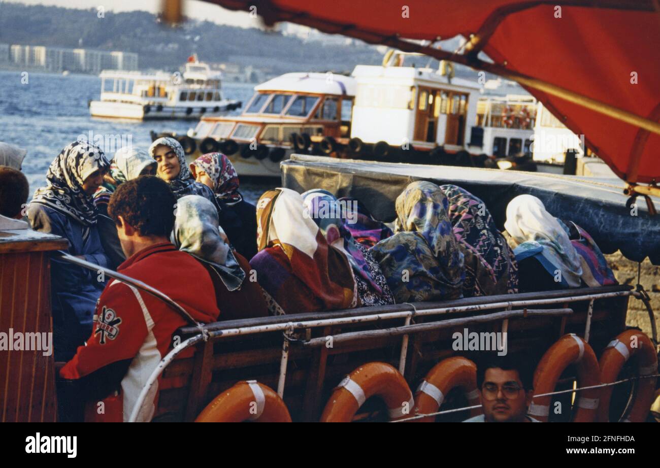 Gruppe von Frauen mit Kopftüchern auf einer Überfahrt über den Bosporus in Istanbul. [Automatisierte Übersetzung] Stockfoto