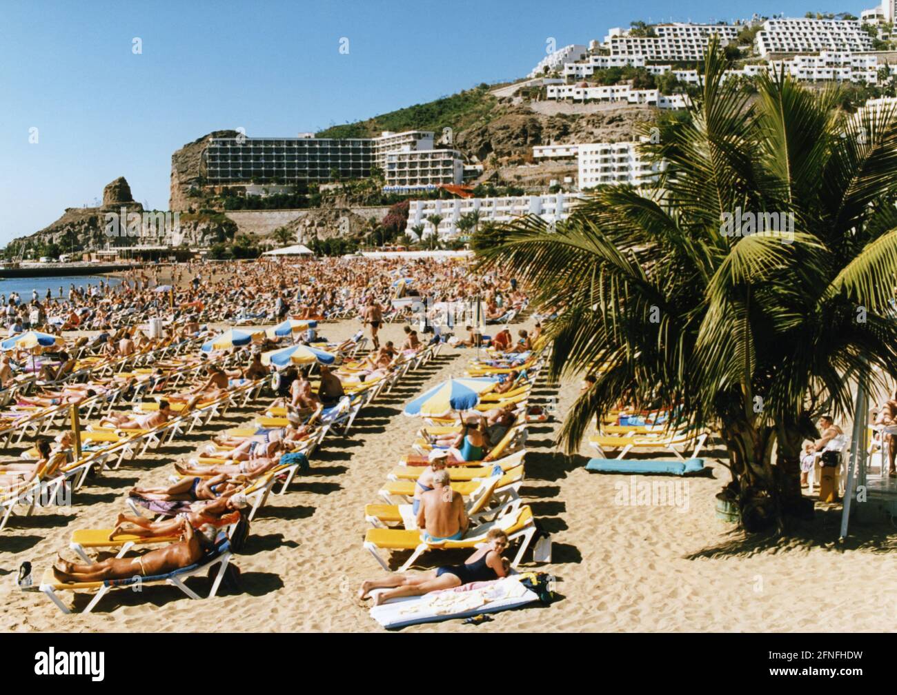 Urlauber am Strand von Puerto Rico auf Gran Canaria. [Automatisierte Übersetzung] Stockfoto