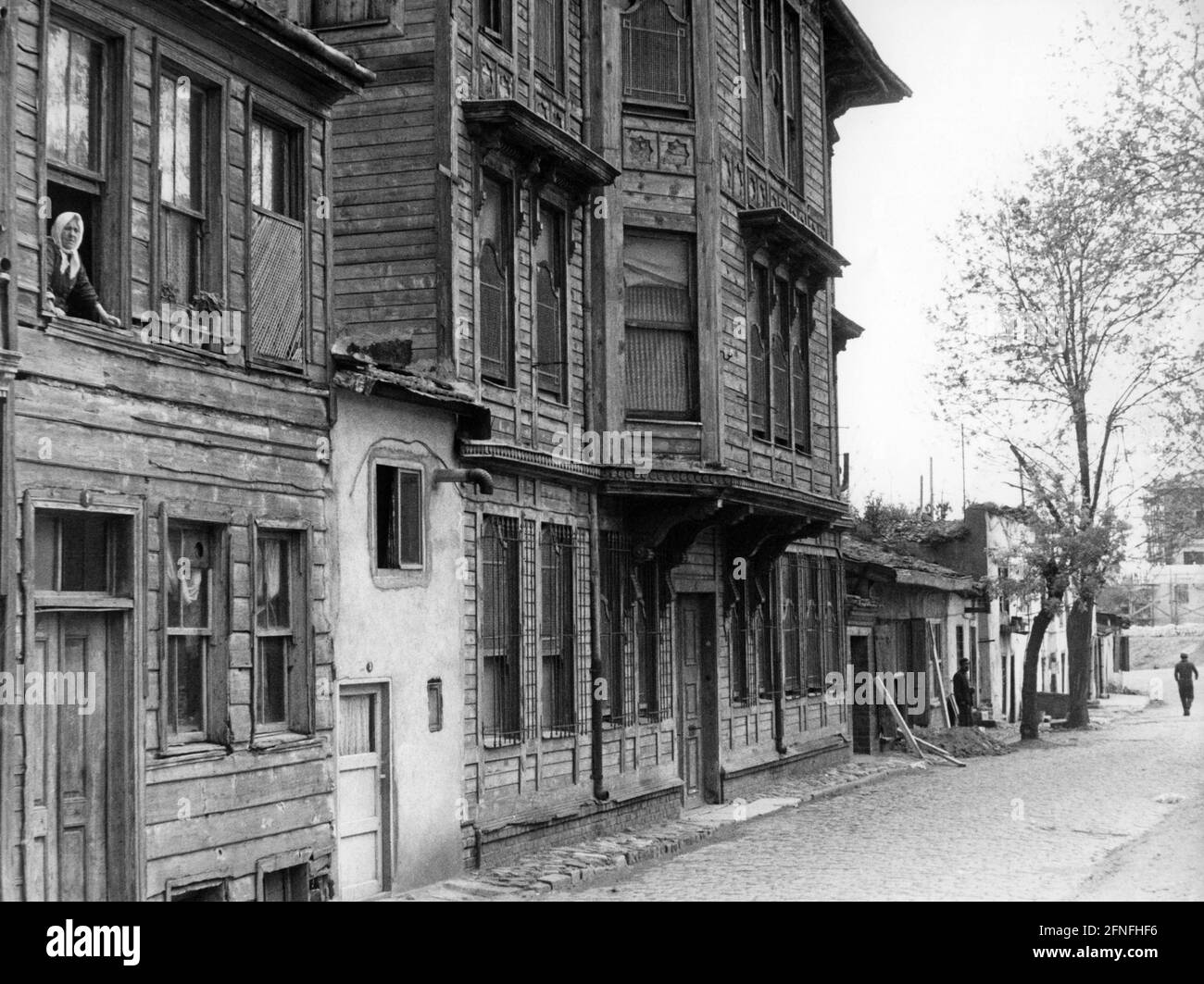 Alte türkische Holzhäuser in Istanbul. Foto undatiert. [Automatisierte Übersetzung] Stockfoto