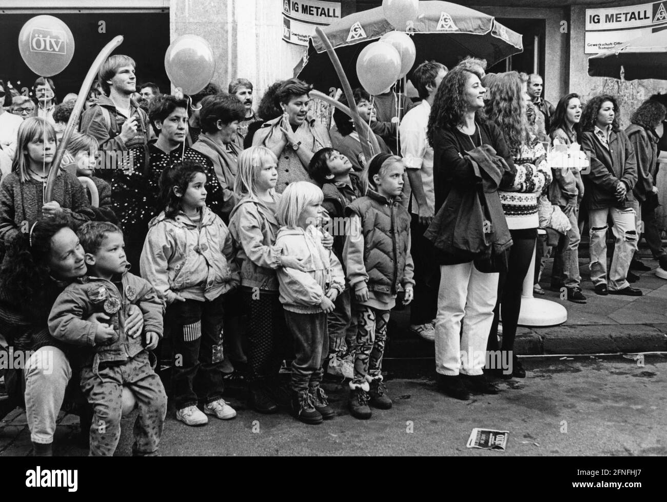 'Kinder und Erwachsene beim 'multikulturellen Freundschaftsfest' des DGB vor dem Haus Metall in der Pionierstraße. [Automatisierte Übersetzung]' Stockfoto