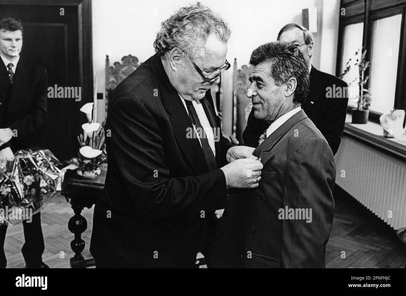 Hassan Özen, türkischer Herkunft, erhält im Duisburger Rathaus das Bundesverdienstkreuz am Band für seine langjährige ehrenamtliche Tätigkeit, unter anderem in der IG Metall. [Automatisierte Übersetzung] Stockfoto