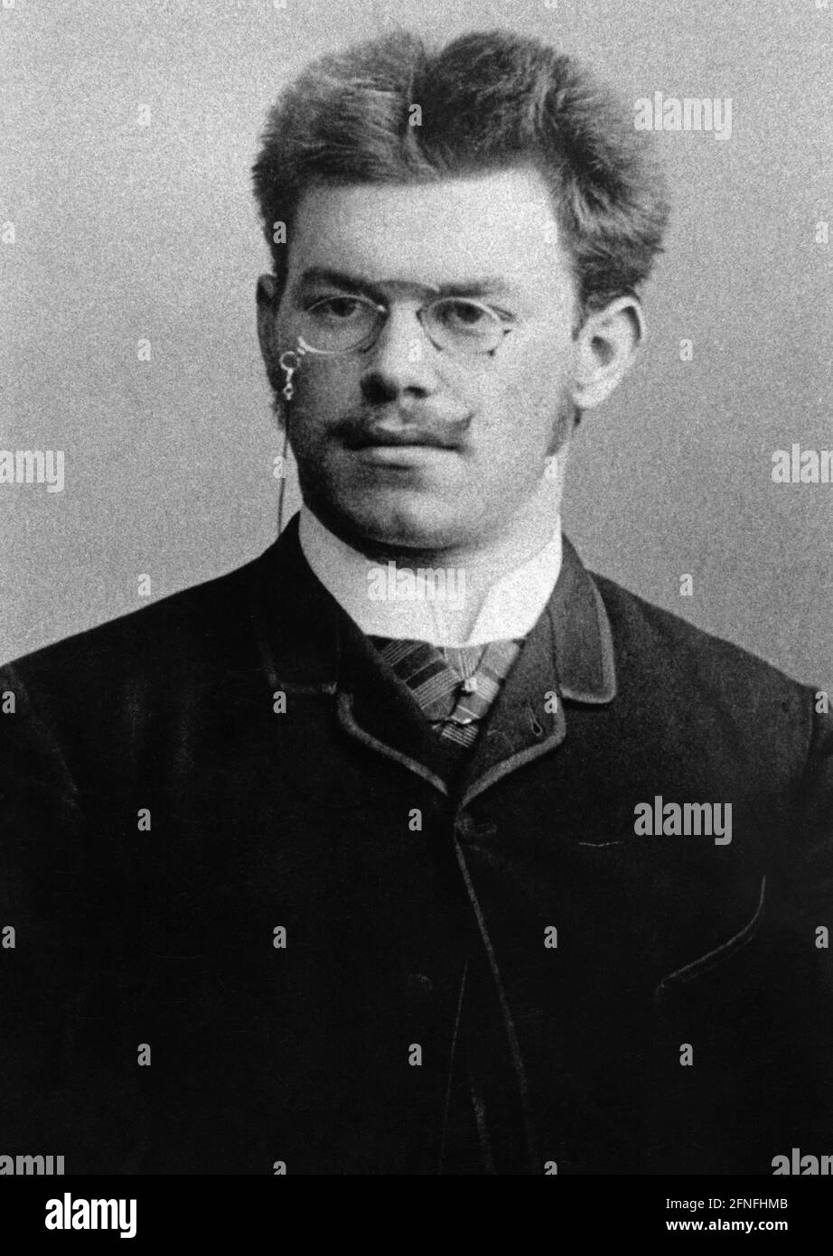 Portraitfoto eines angehenden, bereits zertifizierten Lehrers in seinem besten Anzug, gestreiftem Kragen und der damals modischen Pince-nez auf seiner Nase. Foto undatiert. Ende des 19. Jahrhunderts. [Automatisierte Übersetzung] Stockfoto