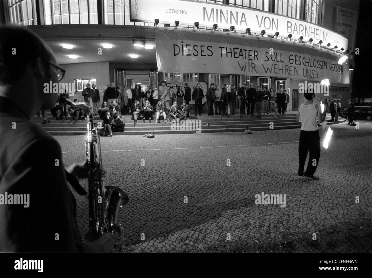 Protest gegen die Schließung des Schillertheaters, Saxophonist und Feuerkünstler vor dem Theater, DEU, Berlin-Charlottenburg, 27.06.1993, Stockfoto
