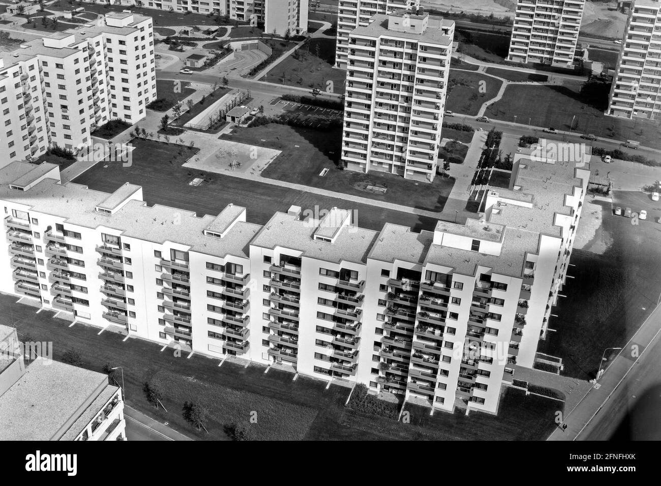 In Neuperlach wurde moderner Wohnungsbau eingesetzt. Der Bezirk wurde vom Reißbrett auf die Wiese verlegt. [Automatisierte Übersetzung] Stockfoto
