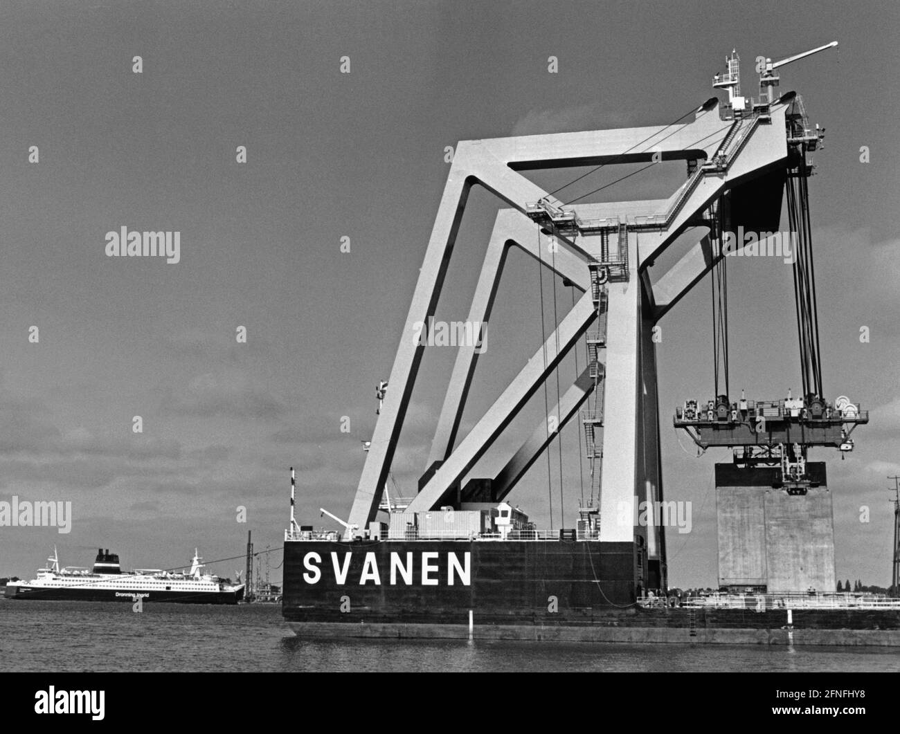 'Der Schwimmkran ''Svanen'' während der Bauarbeiten auf Storebæltsbroen zwischen Fünen und Seeland. ''Svanen'' ist der größte Schwimmkran der Welt. [Automatisierte Übersetzung]' Stockfoto