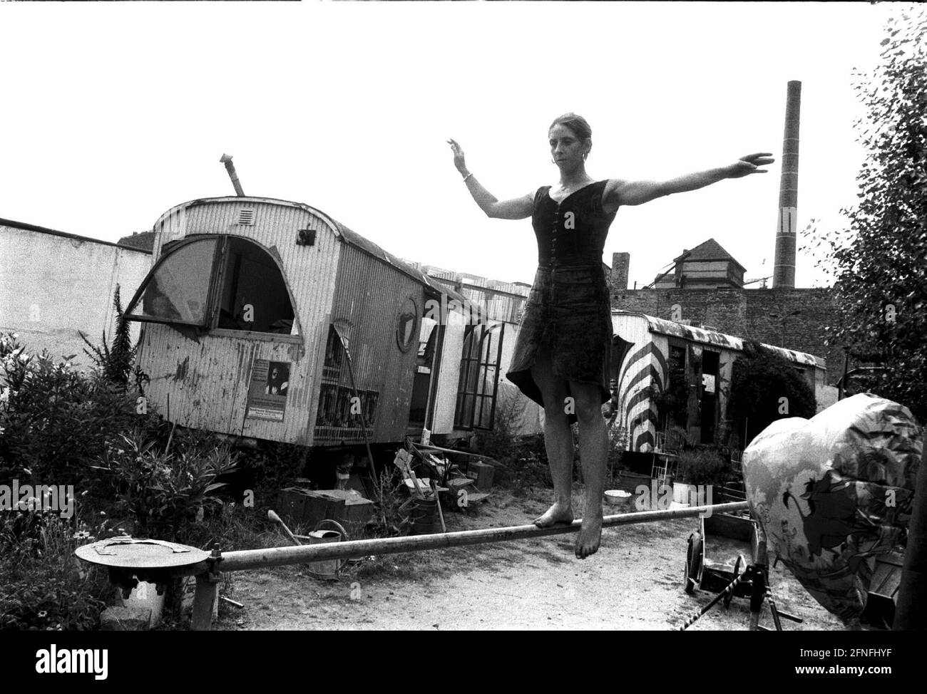 'Wagenburg ''Schwarzer Kanal'' , an der Schillingbrücke ( Nr.: 2 ), Künstlerin Daniela Franzen bei der Probe, DEU, Berlin-Mitte, 13.08.1995, [automatisierte Übersetzung]' Stockfoto