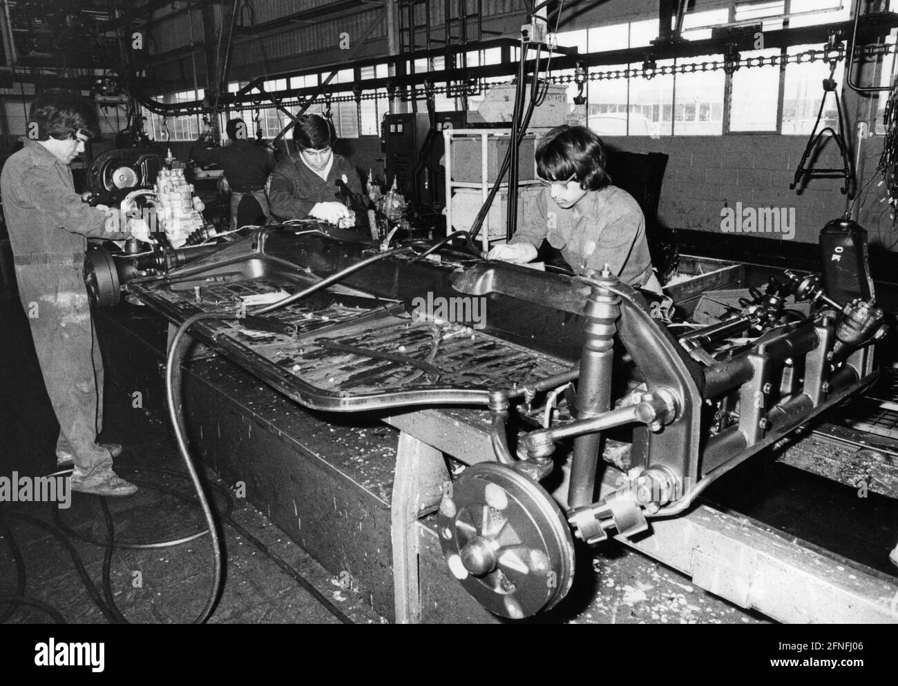 Arbeiter, die im VW-Werk in Puebla ein Auto produzieren. [Automatisierte Übersetzung] Stockfoto