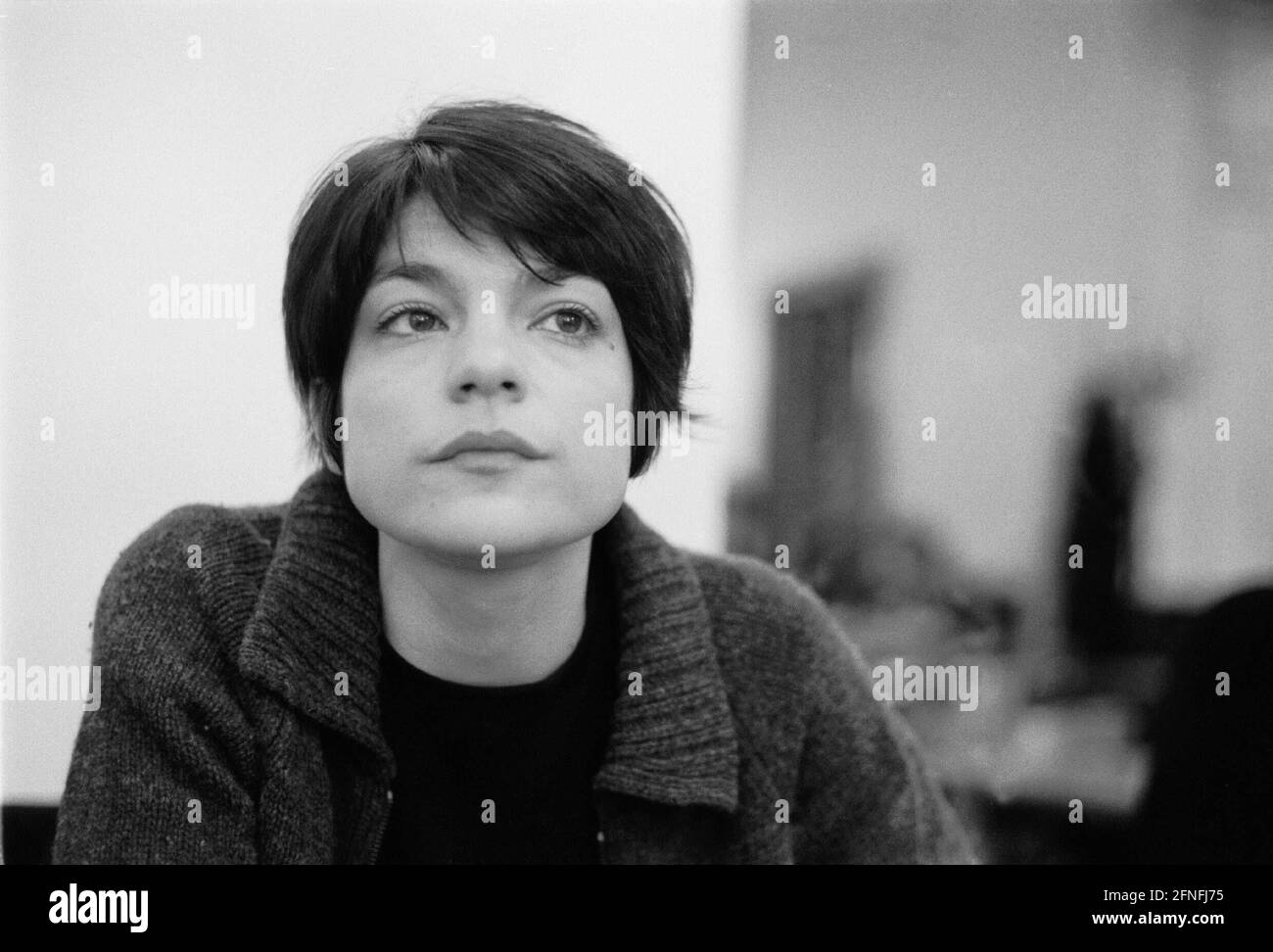 Jasmin Tabatabai, Filmschauspielerin, im Interview mit Ariane Heimbach / DS im Café Einstein in der Kurfuerststraße, DEU, Berlin-Tiergarten, 15.11.1999, Stockfoto