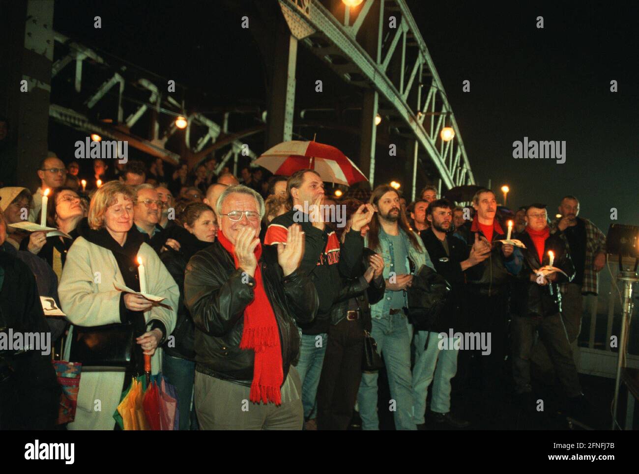 '''Frohe Erinnerung an die heißeste Novembernacht des Jahres 1989'', Boesebrücke, 09. November 1989, ehemaliger Grenzübergang Bornholmer Straße, hier wurde die Grenze erst gegen 23.30 Uhr geöffnet, der Oberstleutnant der Staatssicherheit Harald Jaeger, der für diesen Grenzabschnitt zuständig ist, ließ die Barriere öffnen, die ersten DDR-Bürger strömten über die Brücke in den Westen Berlins, Heute, 10 Jahre später, um 23 Uhr, heute, 10 Jahre später, Um 11.30 Uhr, nach einem Kulturprogramm und der Rede der Bürgermeister von Prenzlauer Berg / Reinhard Kraetzer und Wedding / Hans Misblé, über Stockfoto