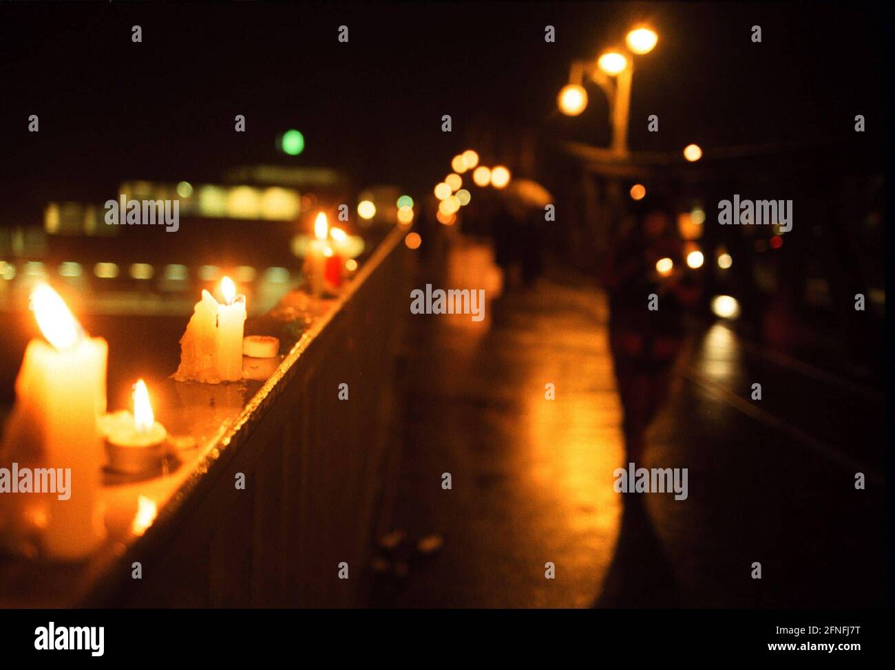 '''Frohe Erinnerung an die heißeste Novembernacht des Jahres 1989'', Boesebrücke, 09. November 1989, ehemaliger Grenzübergang Bornholmer Straße, hier wurde die Grenze erst gegen 23.30 Uhr geöffnet, der Oberstleutnant der Staatssicherheit Harald Jaeger, der für diesen Grenzabschnitt zuständig ist, ließ die Barriere öffnen, die ersten DDR-Bürger strömten über die Brücke in den Westen Berlins, Heute, 10 Jahre später, um 23 Uhr, heute, 10 Jahre später, Um 11.30 Uhr, nach einem Kulturprogramm und der Rede der Bürgermeister von Prenzlauer Berg / Reinhard Kraetzer und Wedding / Hans Misblé, über Stockfoto