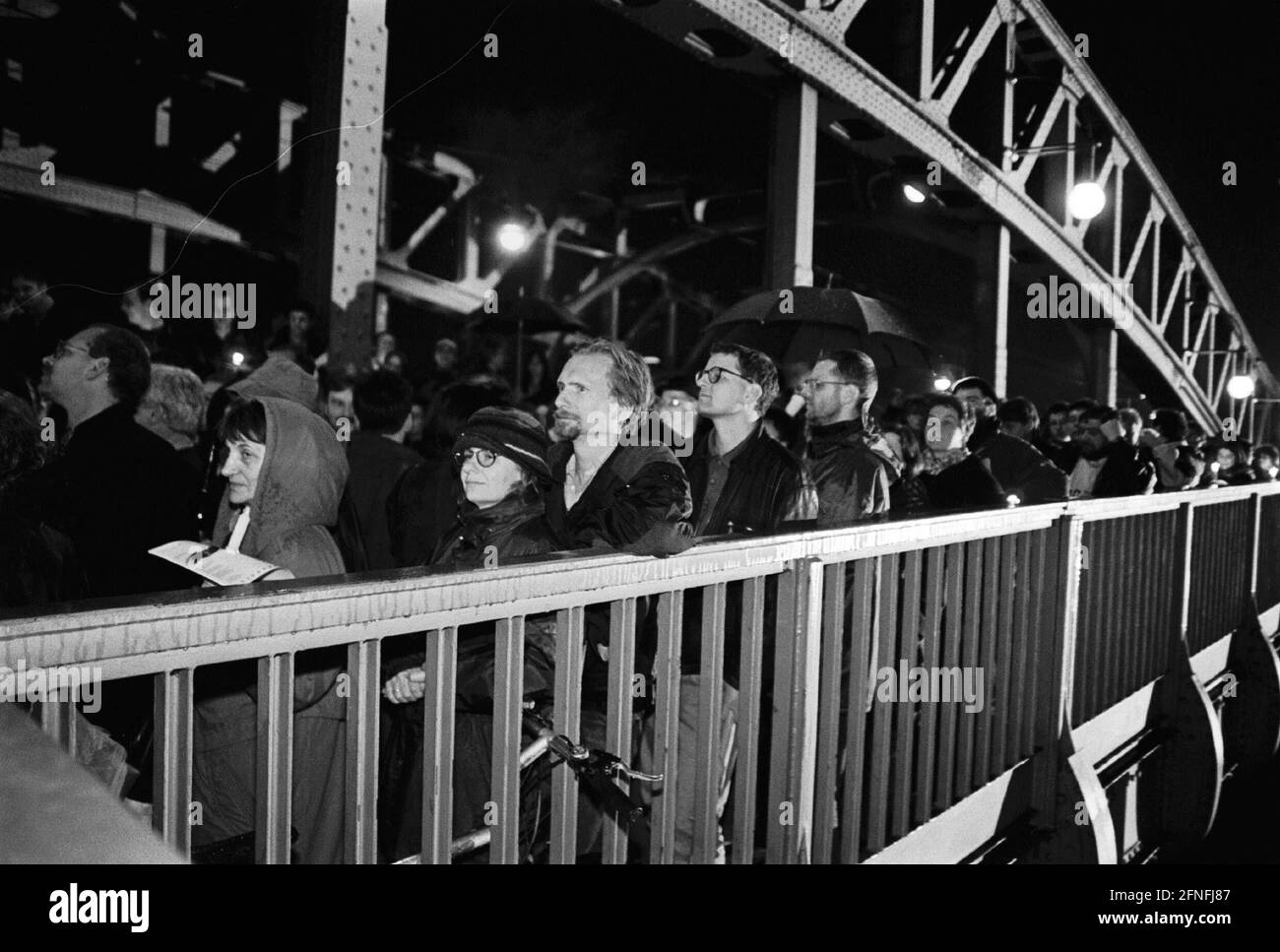 '''Frohe Erinnerung an die heißeste Novembernacht des Jahres 1989'', Boesebrücke, 09. November 1989, ehemaliger Grenzübergang Bornholmer Straße, hier wurde die Grenze erst gegen 23.30 Uhr geöffnet, der Oberstleutnant der Staatssicherheit Harald Jaeger, der für diesen Grenzabschnitt zuständig ist, ließ die Barriere öffnen, die ersten DDR-Bürger strömten über die Brücke in den Westen Berlins, Heute, 10 Jahre später, um 23 Uhr, heute, 10 Jahre später, Um 11.30 Uhr, nach einem Kulturprogramm und der Rede der Bürgermeister von Prenzlauer Berg / Reinhard Kraetzer und Wedding / Hans Misblé, über Stockfoto