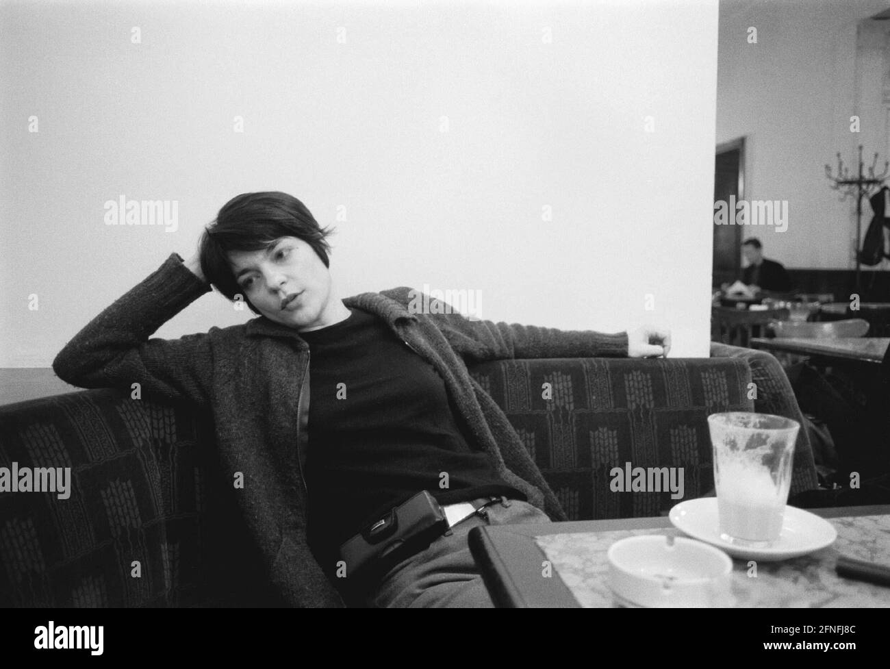 Jasmin Tabatabai, Filmschauspielerin, im Interview mit Ariane Heimbach / DS im Café Einstein in der Kurfuerststraße, DEU, Berlin-Tiergarten, 15.11.1999, Stockfoto