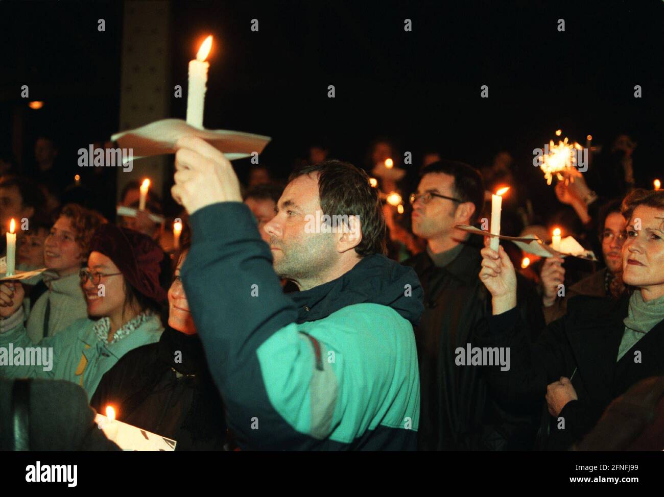 '''Frohe Erinnerung an die heißeste Novembernacht des Jahres 1989'', Boesebrücke, 09. November 1989, ehemaliger Grenzübergang Bornholmer Straße, hier wurde die Grenze erst gegen 23.30 Uhr geöffnet, der Oberstleutnant der Staatssicherheit Harald Jaeger, der für diesen Grenzabschnitt zuständig ist, ließ die Barriere öffnen, die ersten DDR-Bürger strömten über die Brücke in den Westen Berlins, Heute, 10 Jahre später, um 23 Uhr, heute, 10 Jahre später, Um 11.30 Uhr, nach einem Kulturprogramm und der Rede der Bürgermeister von Prenzlauer Berg / Reinhard Kraetzer und Wedding / Hans Misblé, über Stockfoto