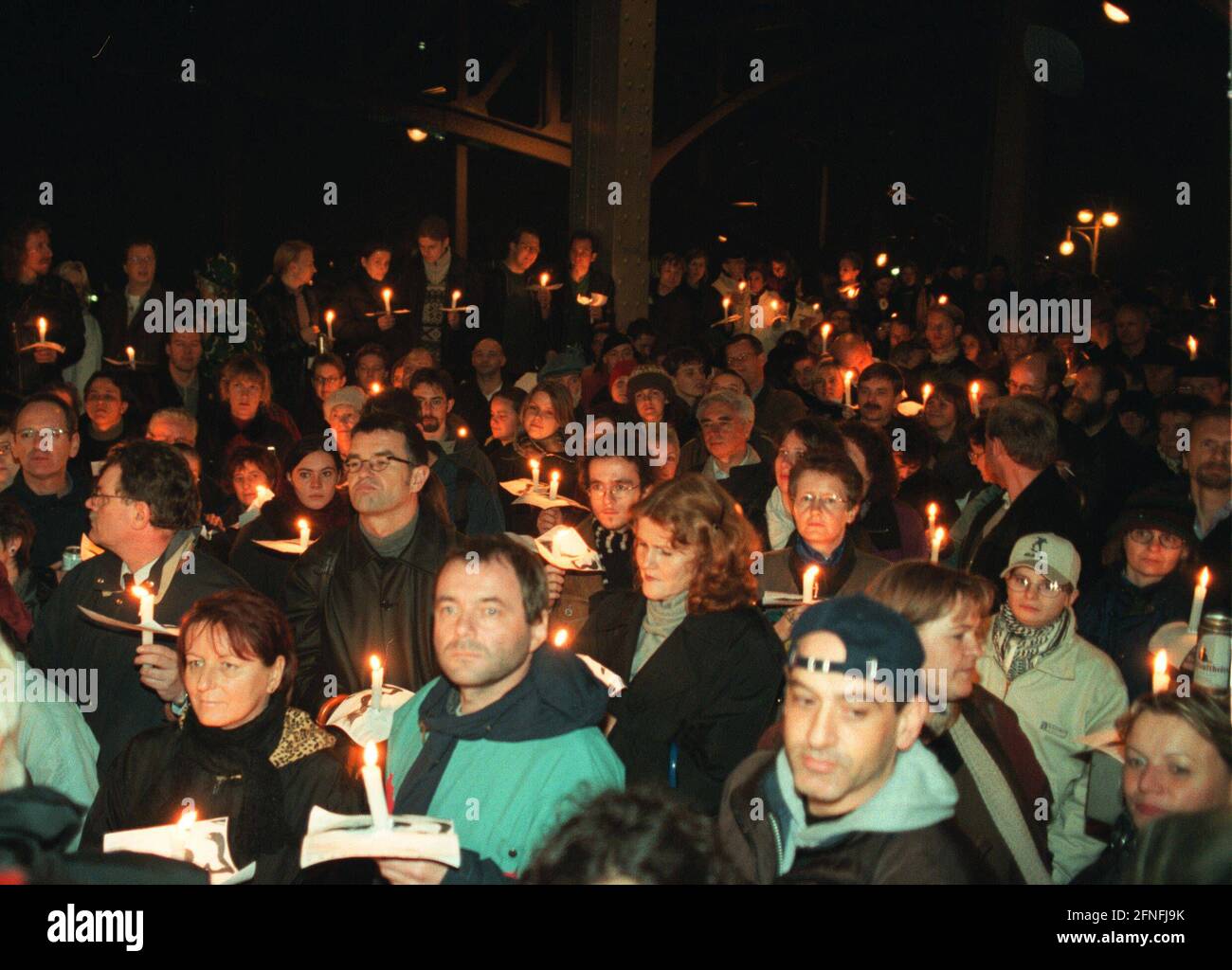 '''Frohe Erinnerung an die heißeste Novembernacht des Jahres 1989'', Boesebrücke, 09. November 1989, ehemaliger Grenzübergang Bornholmer Straße, hier wurde die Grenze erst gegen 23.30 Uhr geöffnet, der Oberstleutnant der Staatssicherheit Harald Jaeger, der für diesen Grenzabschnitt zuständig ist, ließ die Barriere öffnen, die ersten DDR-Bürger strömten über die Brücke in den Westen Berlins, Heute, 10 Jahre später, um 23 Uhr, heute, 10 Jahre später, Um 11.30 Uhr, nach einem Kulturprogramm und der Rede der Bürgermeister von Prenzlauer Berg / Reinhard Kraetzer und Wedding / Hans Misblé, über Stockfoto