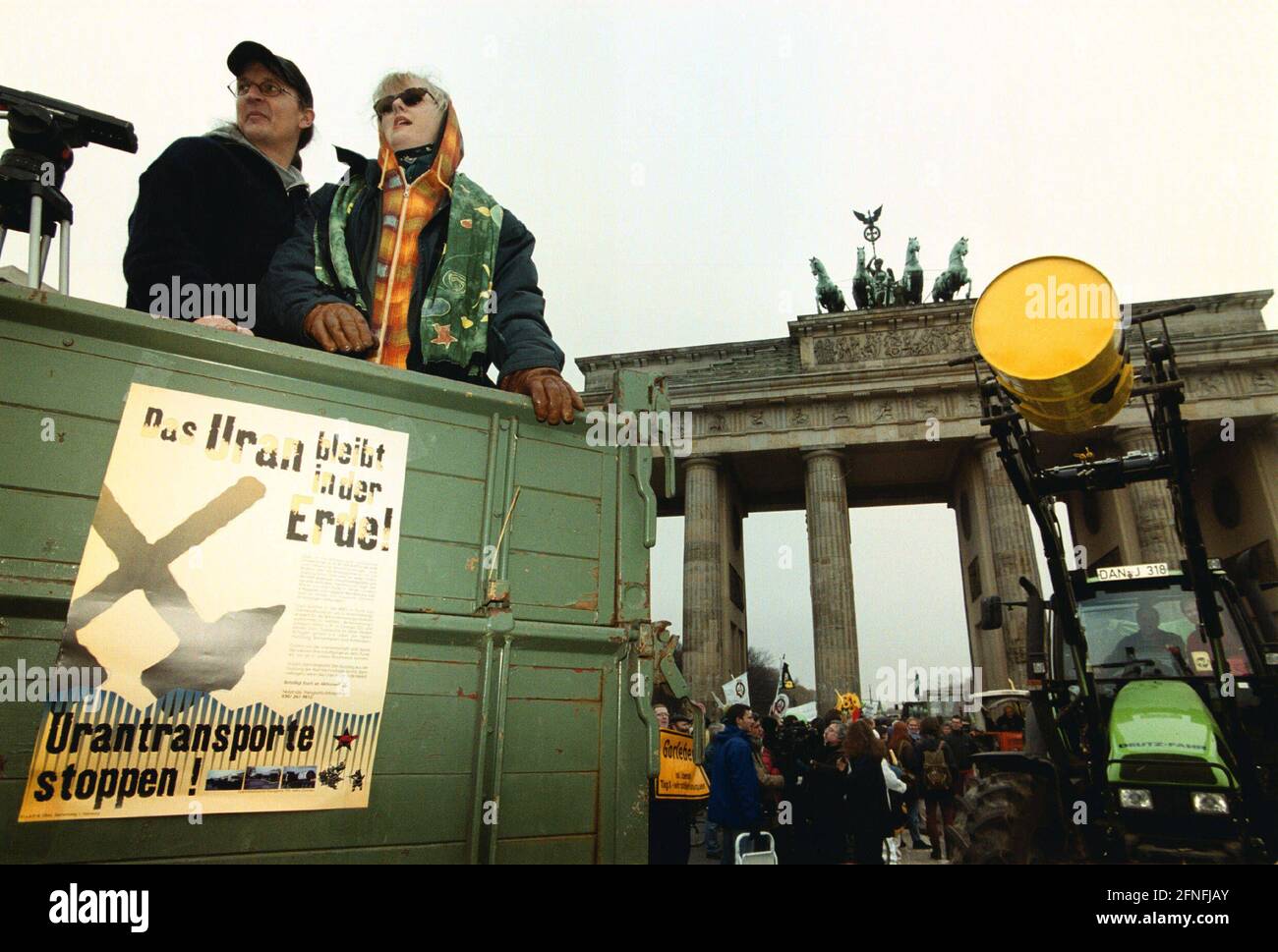 Traktordemo in Berlin, anlässlich einer Demonstration gegen die Nuklearpolitik der Rot-Grünen-Regierung (SPD / Buendnis 90 / die Grünen) in Berlin, kommen rund 1000 Gegner der Kernenergie aus dem Wendland (Lycho - Danneberg) nach Berlin, davon 100 Bauern mit ihren Traktoren, Fahrt durch das Brandenburger Tor, DEU, Berlin-Mitte, 13.11.19999, Stockfoto