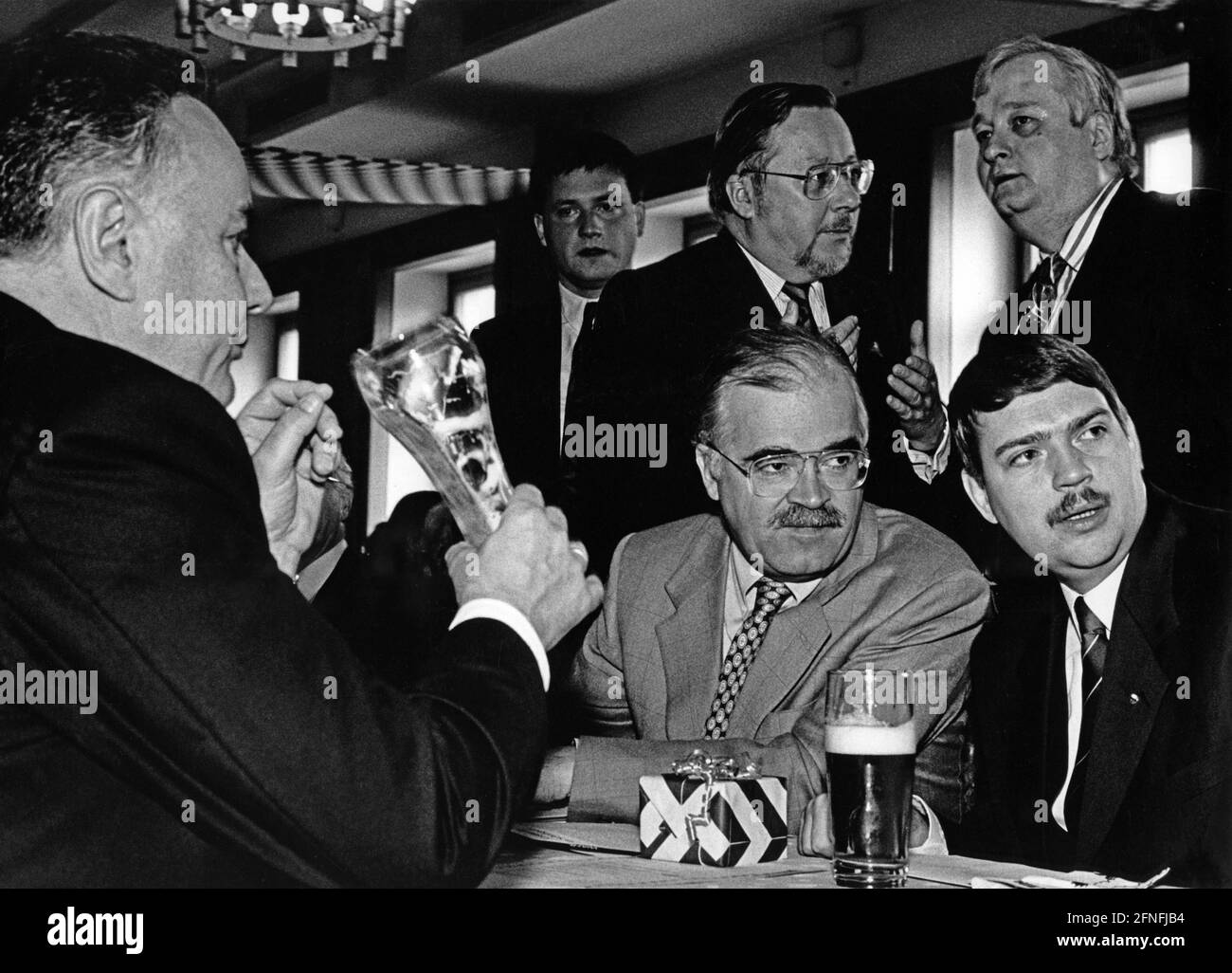 'Politischer Frühschoppen' im Hofbräukeller während der Konferenz der Paneuropäischen Union in München, von links nach rechts. Siebert Alber (MdEP), Peter Gaueweiler und Bernd Posselt (Vizepräsident der Paneuropäischen Union) [automatisierte Übersetzung]“ Stockfoto