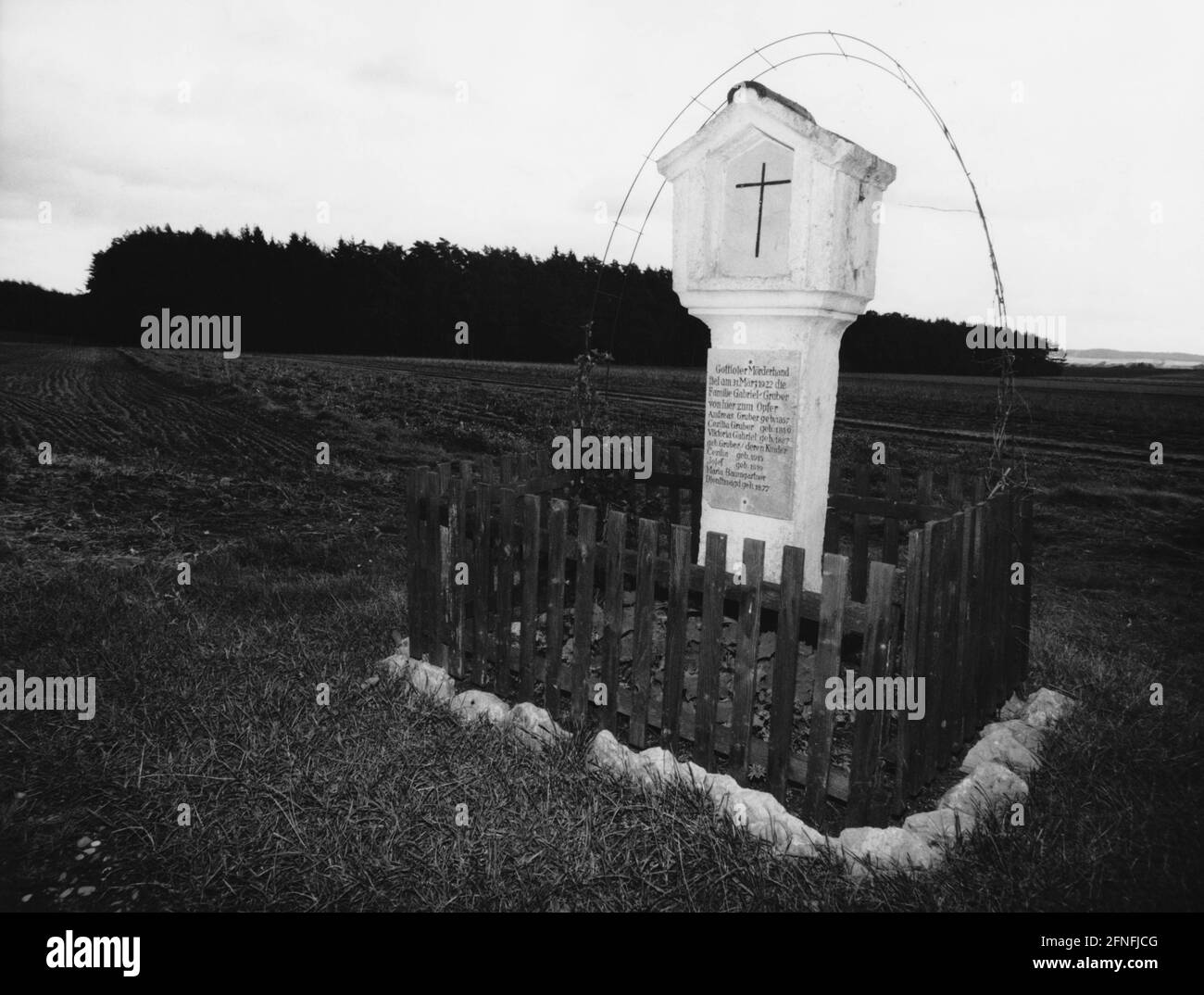 Denkmal für die 1922 ermordete Familie Gruber auf einem Bauernhof in der oberbayerischen Ödnis von Hinterkaifeck zwischen den Dörfern Gröbern und Laag. [Automatisierte Übersetzung] Stockfoto