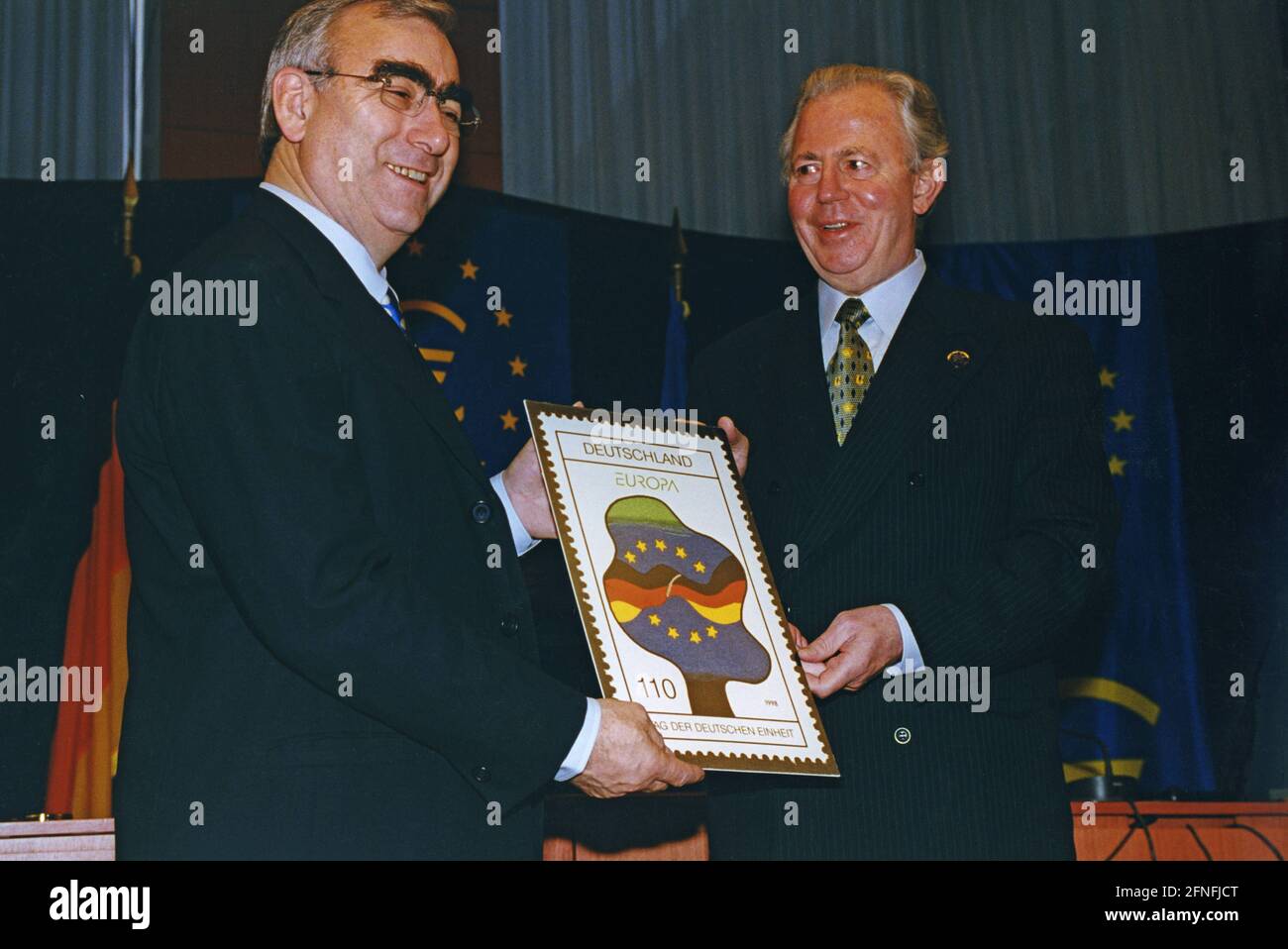 Auf dem Gipfel der Europäischen Währungsunion in Brüssel präsentieren der deutsche Finanzminister Theodor Waigel (links, CSU) und Kommissionspräsident Jaques Santer (rechts) eine europäische Sondermarke der Deutschen Post zum Tag der Deutschen Einheit. [Automatisierte Übersetzung] Stockfoto