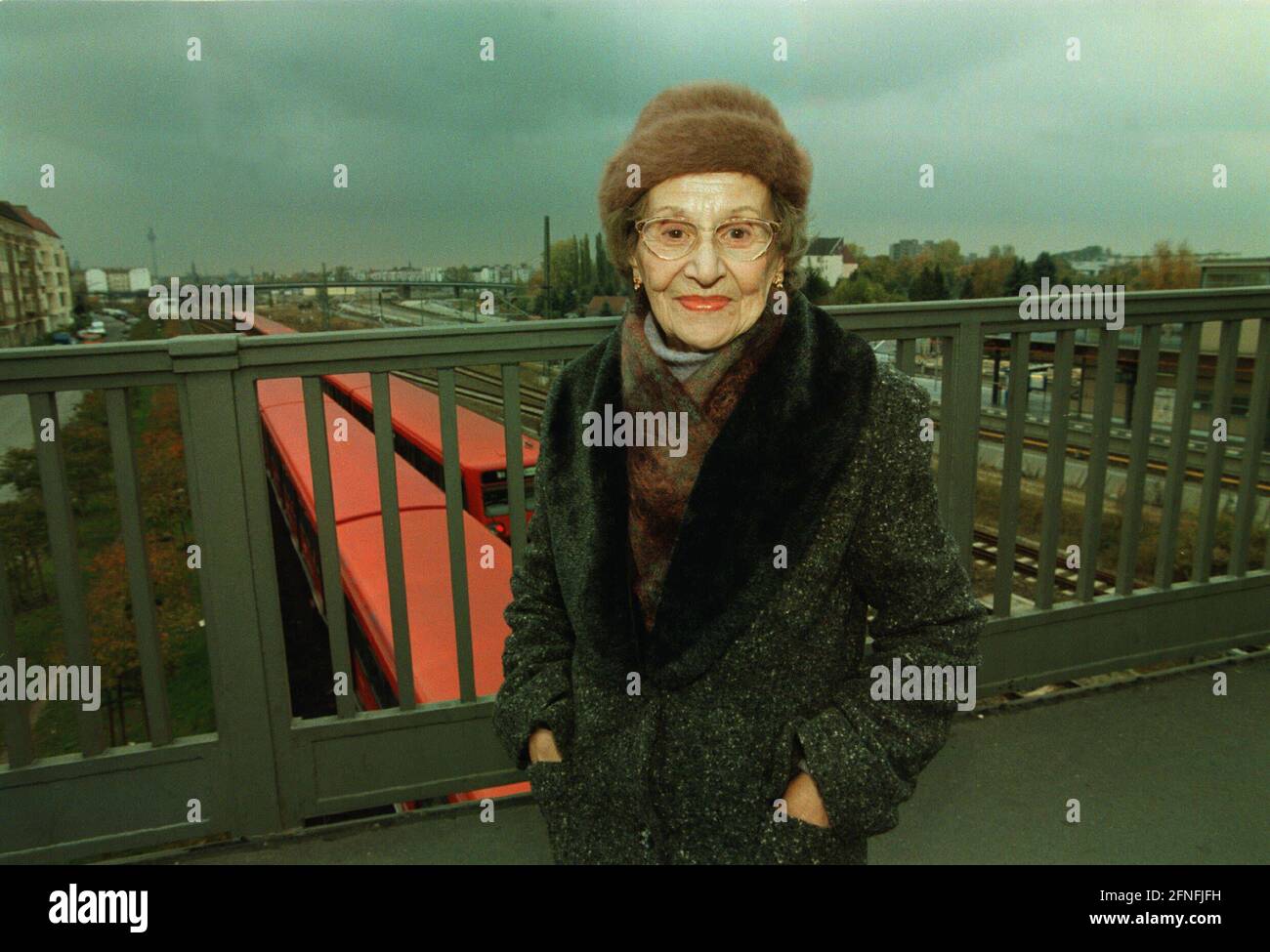 Frau Margarete Behm, an der Boesebrücke (ehemalige Hindenburgbrücke), an der sich vor dem Mauerfall der Grenzübergang Bornholmer Straße befand, lief am 9. November 1989 zum Grenzübergang Bornholmer Straße, als sie in den Abendstunden von der Öffnung der Mauer erfuhr, Mit Nachthemd und Mantel über die Grenze nach West-Berlin, DEU, Berlin-Prenzlauer Berg, 27. Oktober 1999, [Automatisierte Übersetzung] Stockfoto