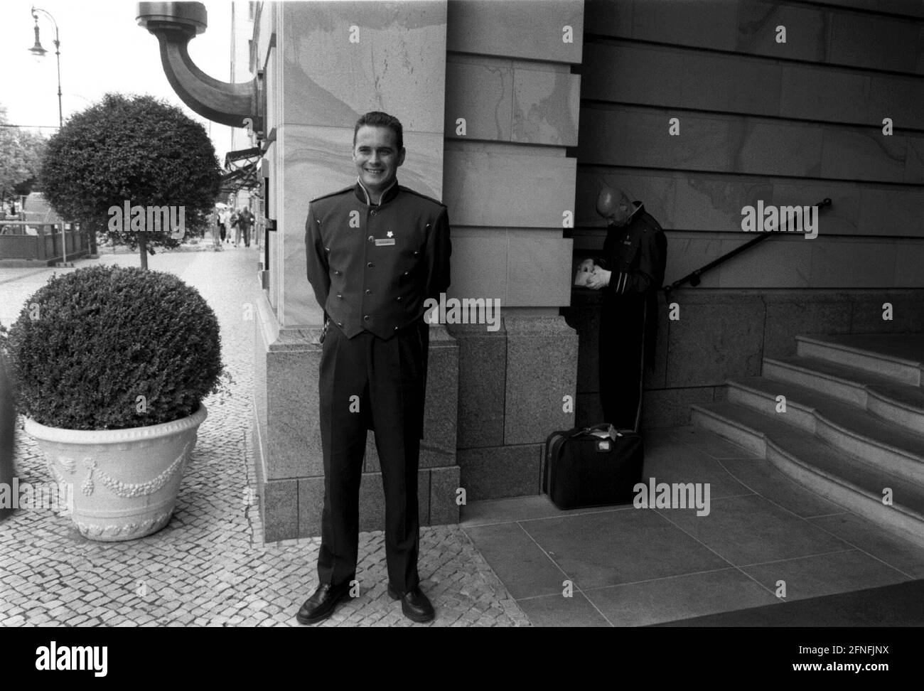 Wartungspersonal des Hotel Adlon vor dem Hoteleingang, Gäste empfangen, DEU, Berlin-Mitte, 31.08.1999, [Automatisierte Übersetzung] Stockfoto