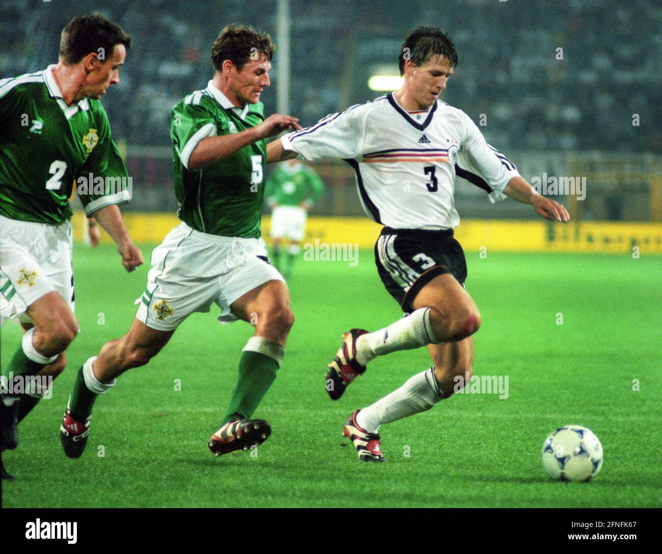 Qualifikationsspiel der Europameisterschaft : Deutschland - Nordirland 4:0/08.09.1999 in Dortmund. Christian Ziege (Deut.) vor zwei nordirischen Spielern am Ball. Von links: Ian Nolan (2) und Mark Williams (5). [Automatisierte Übersetzung] Stockfoto