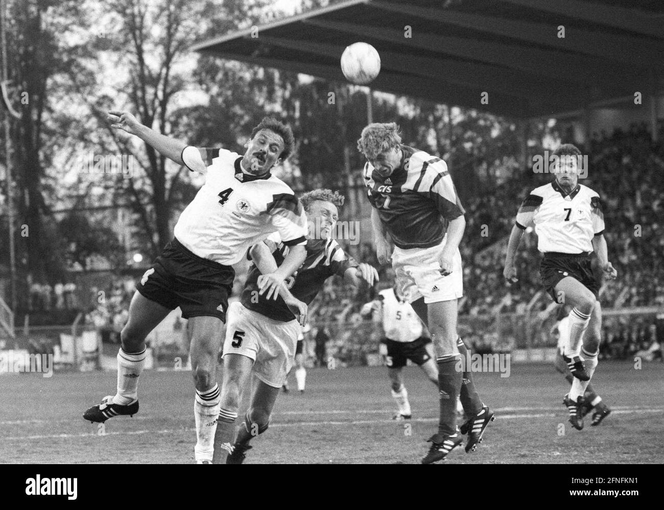 Europameisterschaft 1992 in Schweden. Deutschland - GUS 1:1/12.06.1992 in Norköpping. Strafraumszene mit von links: Jürgen Kohler (Deutschland) auf dem Weg gegen Oleg Kuznetsov und Alexej Michailitschenko (beide GUS). Re: Andy Möller (Deut.). Copyright nur für journalistische Zwecke ! [Automatisierte Übersetzung] Stockfoto