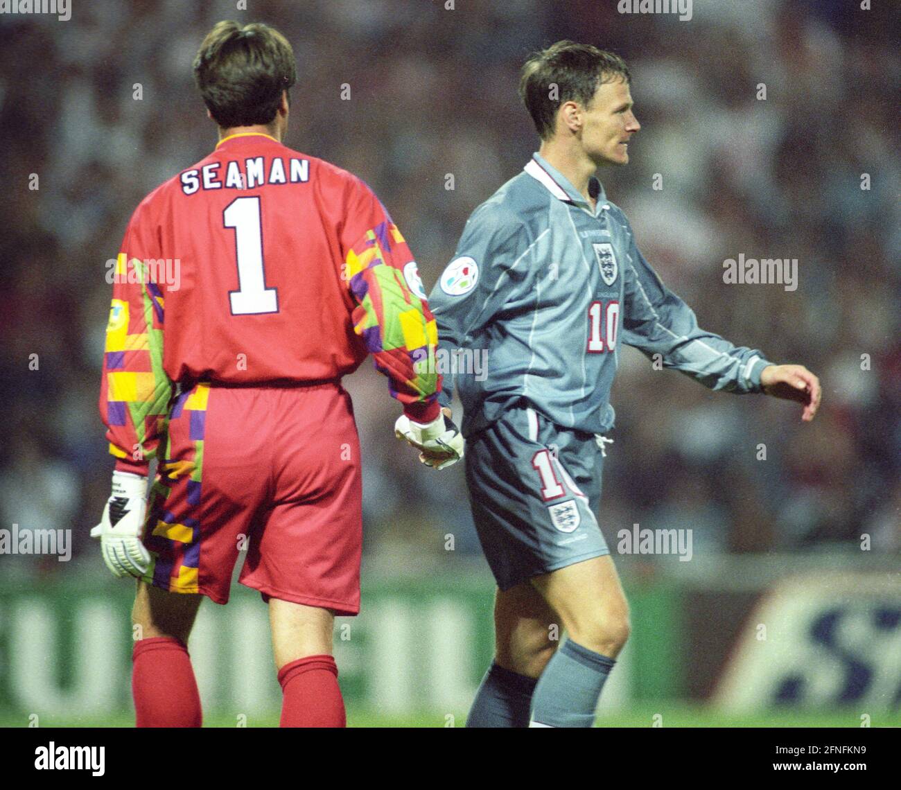 Europameisterschaft 1996 Halbfinale: Deutschland - England 7:6 n.E./26.06.1996. Torwart David Seaman (links) und Teddy Sheringham (10) schütteln sich die Hände. Keine Modellfreigabe ! [Automatisierte Übersetzung] Stockfoto