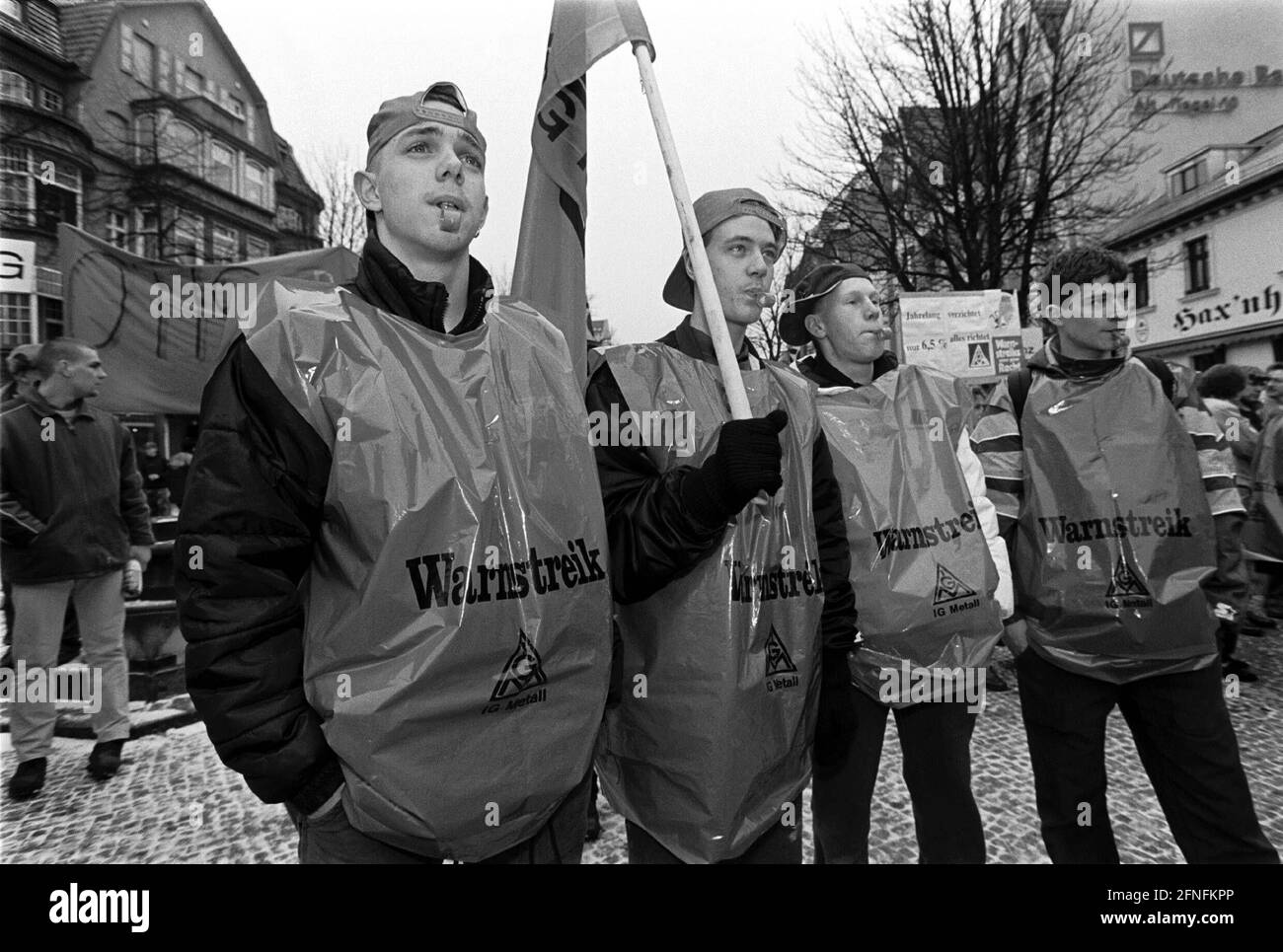 IG - Metall - Demo in Alt-Tegel, für Lohnerhöhungen, AZUBIS, Auszubildende, Berlin-Tegel, 01.02.1999, [automatisierte Übersetzung] Stockfoto