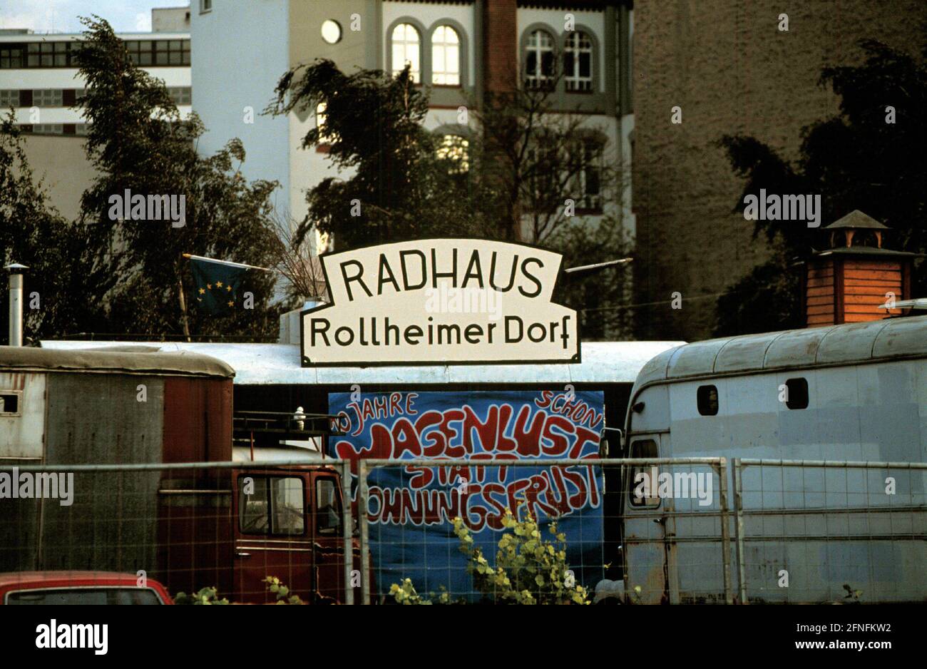 Berlin-Tiergarten, DEU, 20.10.1991, Rollheimer Dorf am Potsdamer Platz, Wagenburg, Radhaus, [automatisierte Übersetzung] Stockfoto