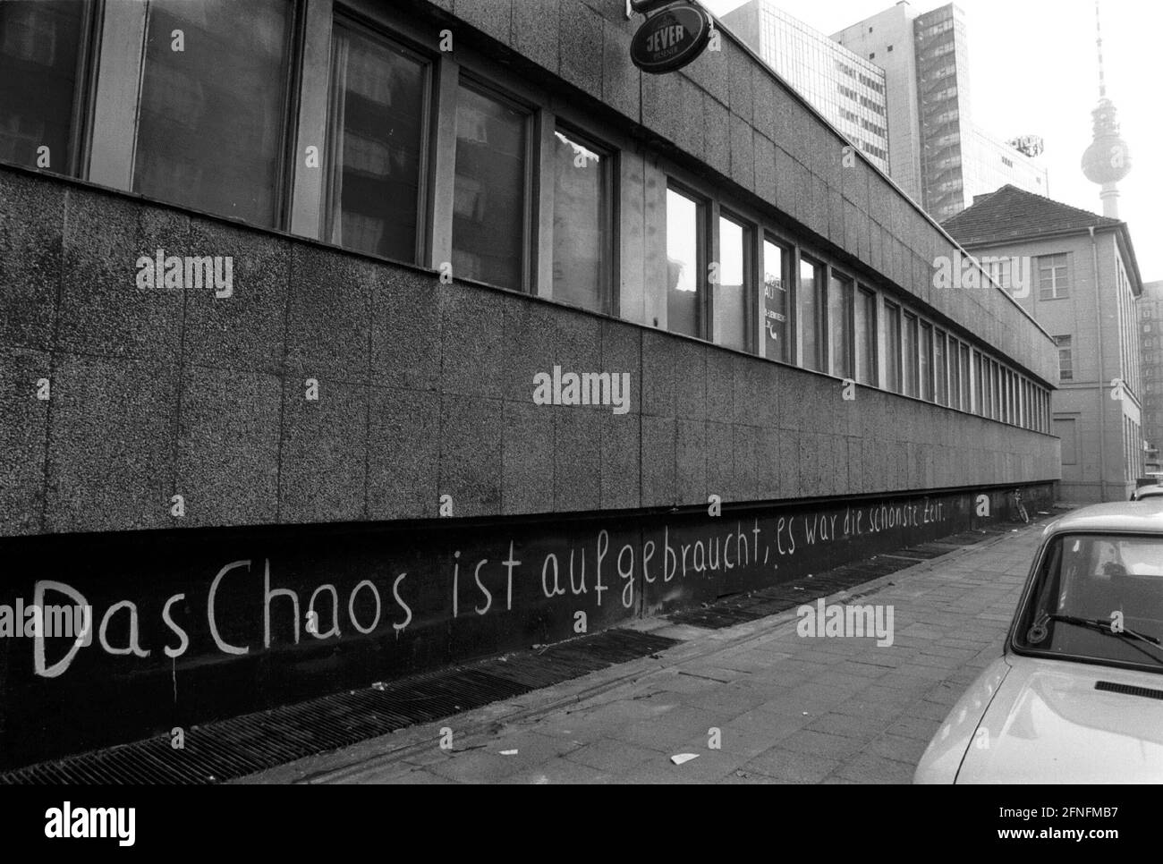 'Graffiti: ''das Chaos ist aufgebraucht, es war die schönste Zeit...'', kleine Alexanderstraße, Berlin-Mitte, 12.03.1992, [maschinelle Übersetzung]' Stockfoto