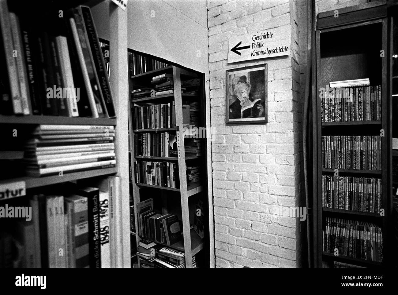 Deutschland, Berlin, 03.12.1998, Antiquariat Mitte, in der Rungestraße, Hinterhof, spezialisiert auf DDR - Literatur (und Vorkriegsliteratur), Geschichte, Politik, Kriminalgeschichte, . [Automatisierte Übersetzung] Stockfoto