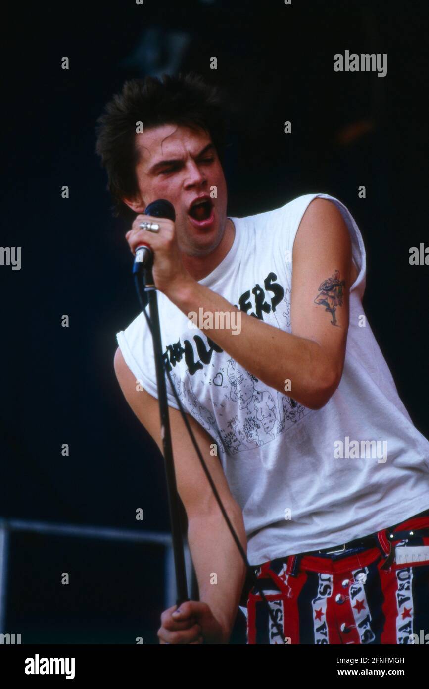 Die Toten Hosen, deutsche Punkrock Band, Sänger und Frontmann CAMPINO beim Olof-Palme-Festival in Garching bei München, 1987. The Toten Hosen, deutsche Punk Rock Band, Sänger und Frontmann CAMPINO, auf der Bühne, Olof-Palme-Festival in der Nähe von München, 1987. Stockfoto