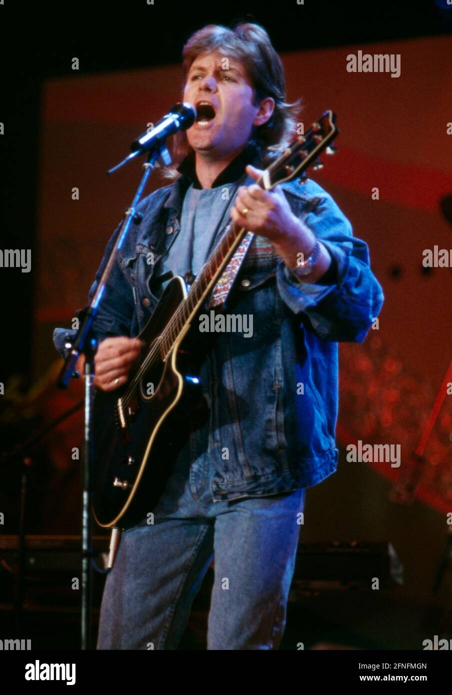 Barclay James Harvest, britische Progressive-Rock Band, Sänger und Gitarrist JOHN LEES, bei einem Auftritt, 1986. Barclay James Harvest, British Progressive Rock Group, Sänger und Gitarrist JOHN LEES, Performance, 1986. Stockfoto
