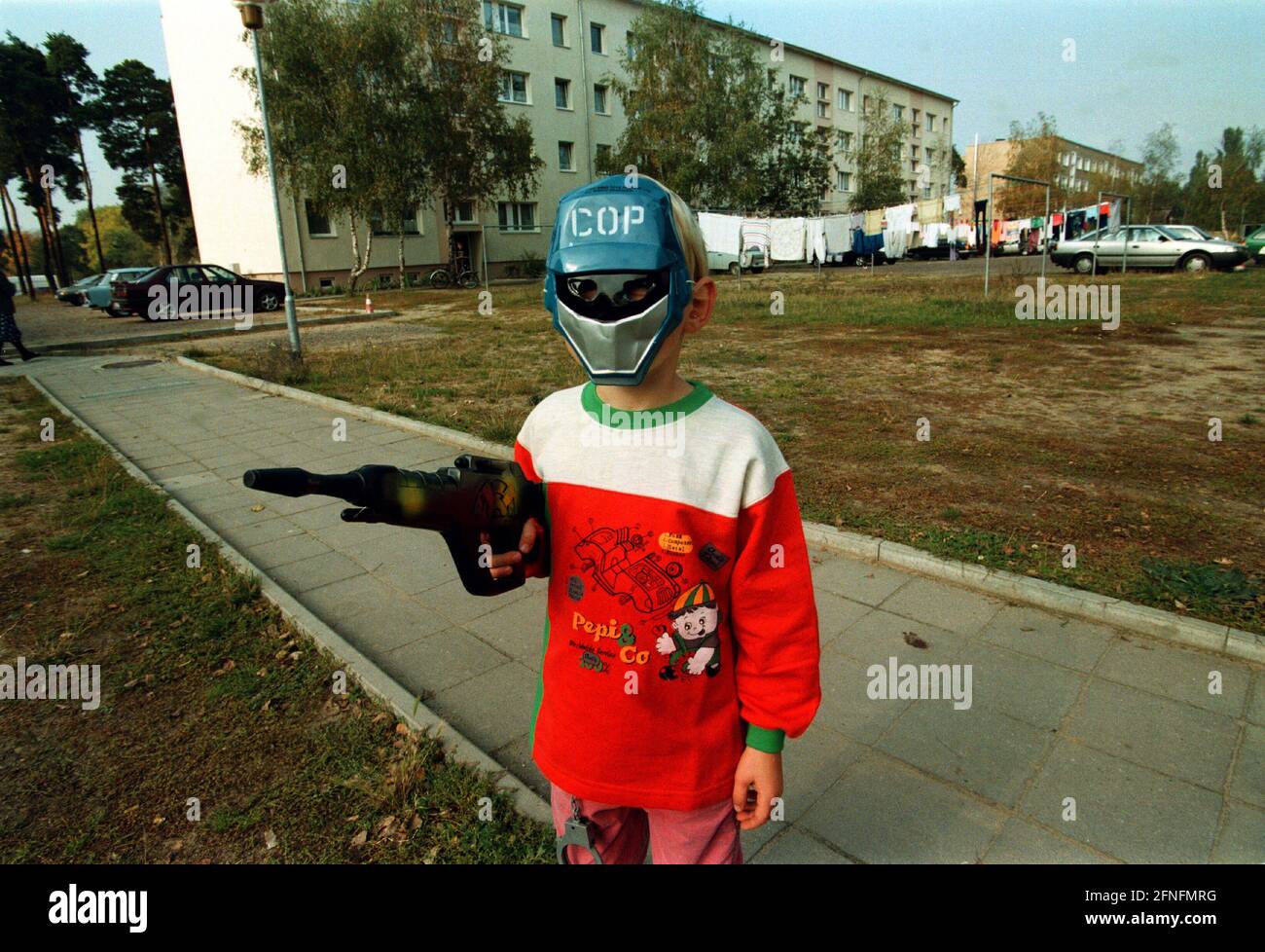 Niedergoersdorf-Flugplatz, DEU, 08.10.1996, auf dem Gelände der Kaserne des ehemaligen sowjetischen Flugplatzes bei Niedergoersdorf ein Bezirk für deutsche Emigranten aus der ehemaligen Sowjetunion - Niedergoersdorf-Flugplatz, Kind mit Maschinenpistole, [maschinelle Übersetzung] Stockfoto