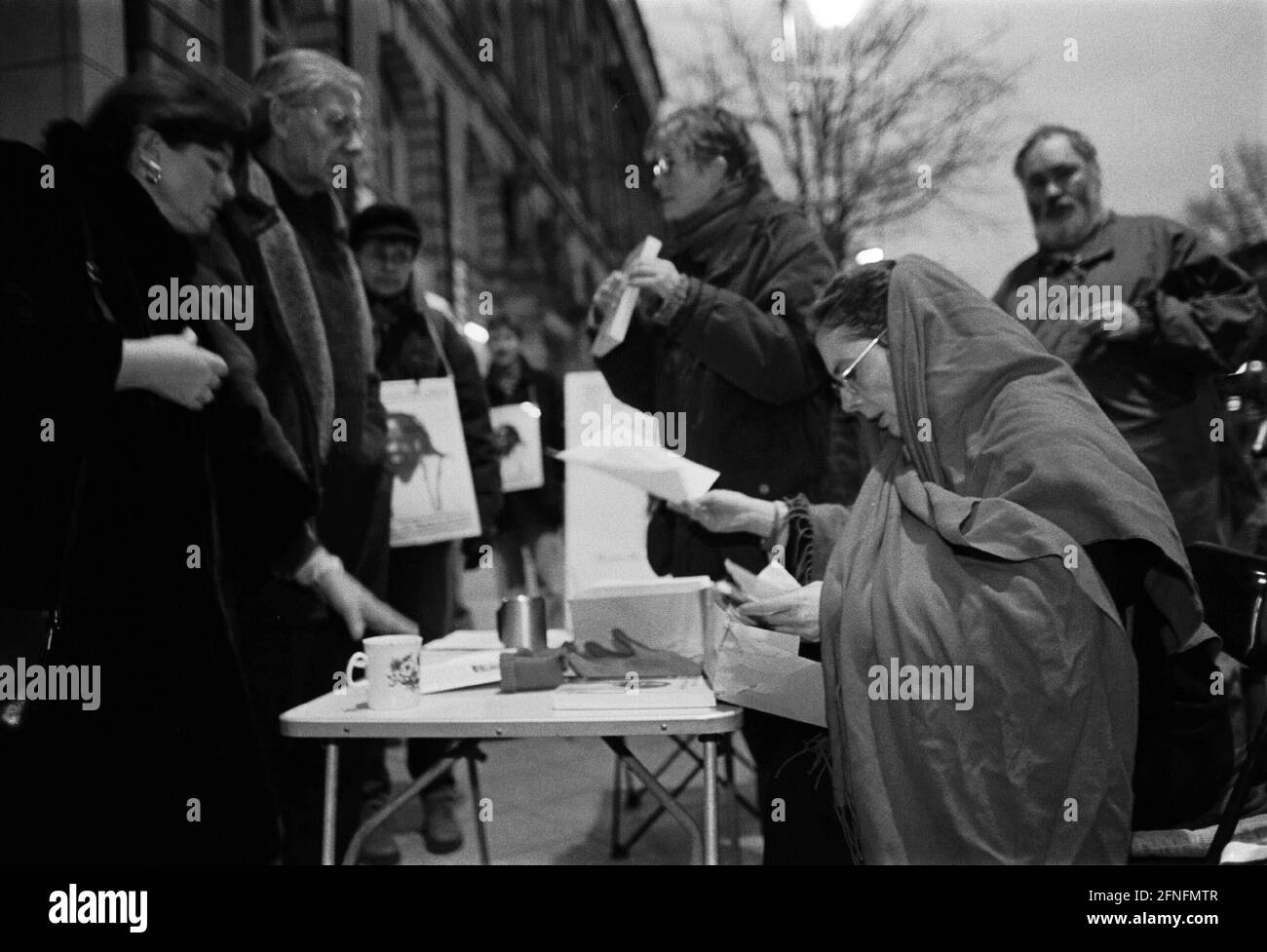 „Aktion (Unterschriftensammlung) von ai (Amnesty International) ''unter den Linden'' in der Nähe der amerikanischen Botschaft für die Aussetzung der Todesstrafe für Mumia Abu Jamal, Der seit 16 Jahren in Pennsylvania im Todestrakt ist (er soll einen Polizisten erschossen haben), für ihn ist auch die Sängerin Betina Wegner (rechts) mit ai, Berlin-Mitte 18.11.1998, beschäftigt. Stockfoto