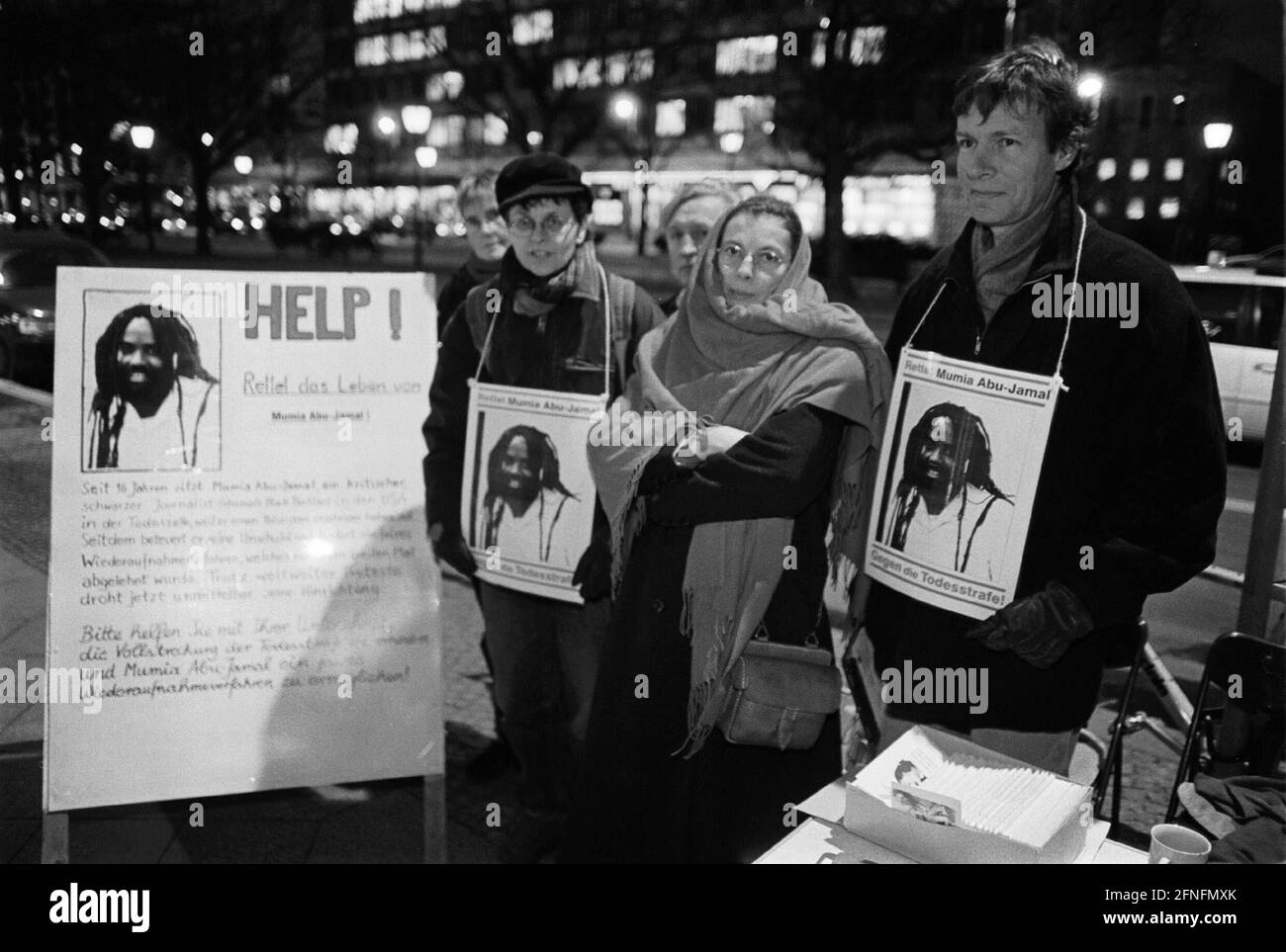 „Aktion (Unterschriftensammlung) von ai (Amnesty International) ''unter den Linden'' in der Nähe der amerikanischen Botschaft für die Aussetzung der Todesstrafe für Mumia Abu Jamal, Der seit 16 Jahren in Pennsylvania im Todestrakt ist (er soll einen Polizisten erschossen haben), für ihn ist auch die Sängerin Betina Wegner (Mitte) mit ai, Berlin-Mitte 18.11.1998, beschäftigt. Stockfoto