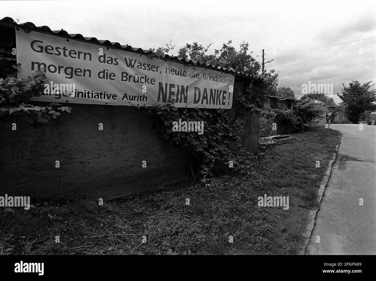 Deutschland, Berlin, 07.07.1998, Protestbanner am oder-Staudamm bei Aurith: Gestern das Wasser, heute die Windräder, morgen die Brücke - Nein danke, Bürgerinitiative Aurith, . [Automatisierte Übersetzung] Stockfoto