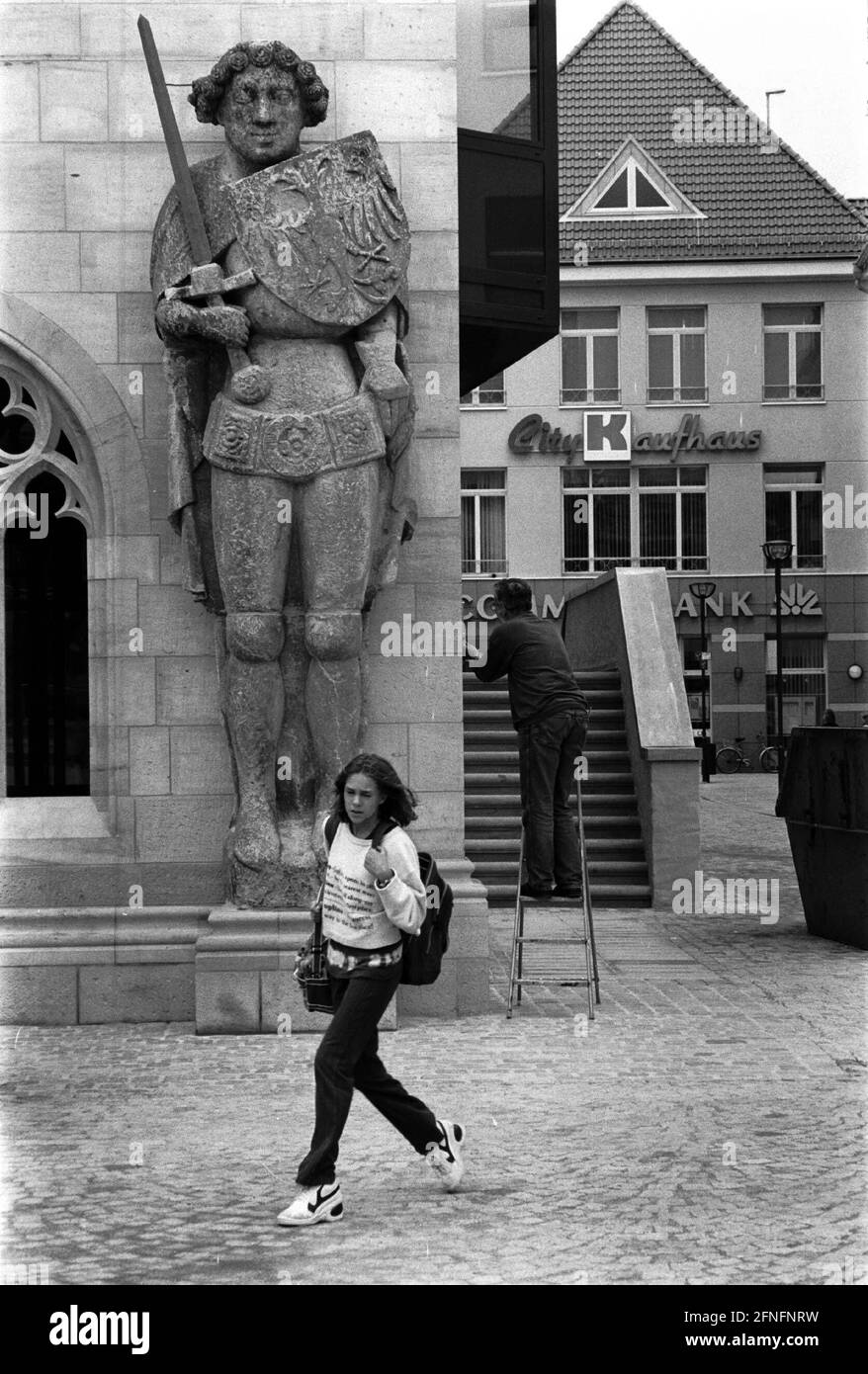 Deutschland, Halberstadt, 12.09.1998, Halberstadt, der Roland (1433, Ältestes freistehendes Original in Deutschland), das am neu erbauten Rathaus (modern, nach historischem Vorbild) in Halberstadt/Harz wieder aufgestellt wurde. [Automatisierte Übersetzung] Stockfoto