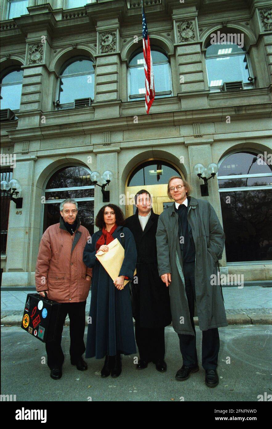 Stasi-Akten sollen von Amerika nach Deutschland zurückgeschickt werden, mehr als 1700 Bürger bitten Präsident Clinton in einem offenen Brief um Unterstützung, Bürgerrechtler übergeben den Brief mit Unterschriften an einen Vertreter des Auswärtigen Amtes vor der US-Botschaft in Berlin.von links nach rechts): Christian Führer / Pfarrer, Leipzig, Freya Klier, Direktorin, Berlin, Wolfgang Templin / Publizist, Berlin, Dr. Erhart Neubert / Historiker, Berlin, Berlin-Mitte, 09.11.1998, [automatisierte Übersetzung] Stockfoto