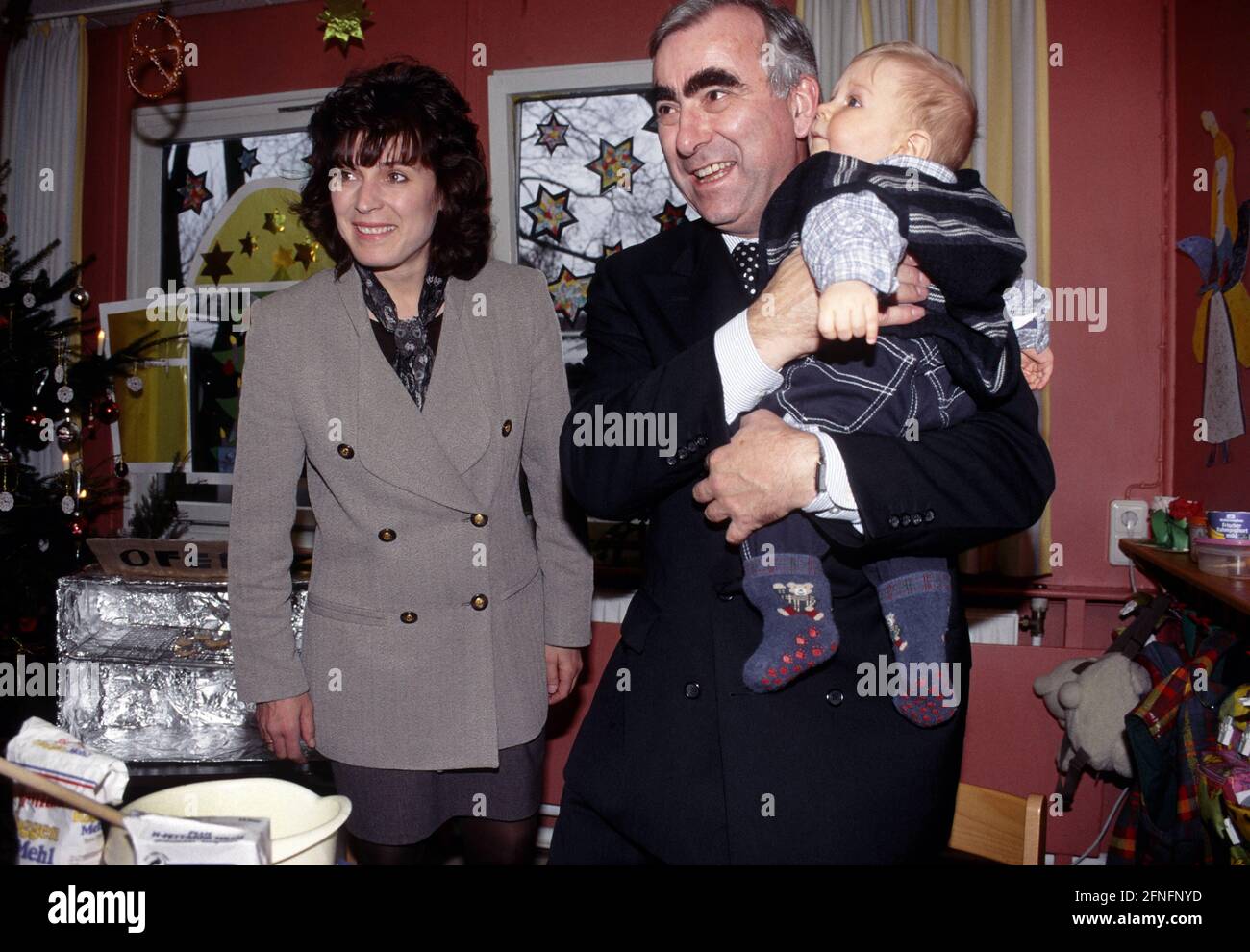 Bundesfinanzminister Theo WAIGEL , CSU , und seine Frau Irene EPPLE besuchen mit ihrem Sohn, Dezember 1995, den Kindergarten des Finanzministeriums Stockfoto
