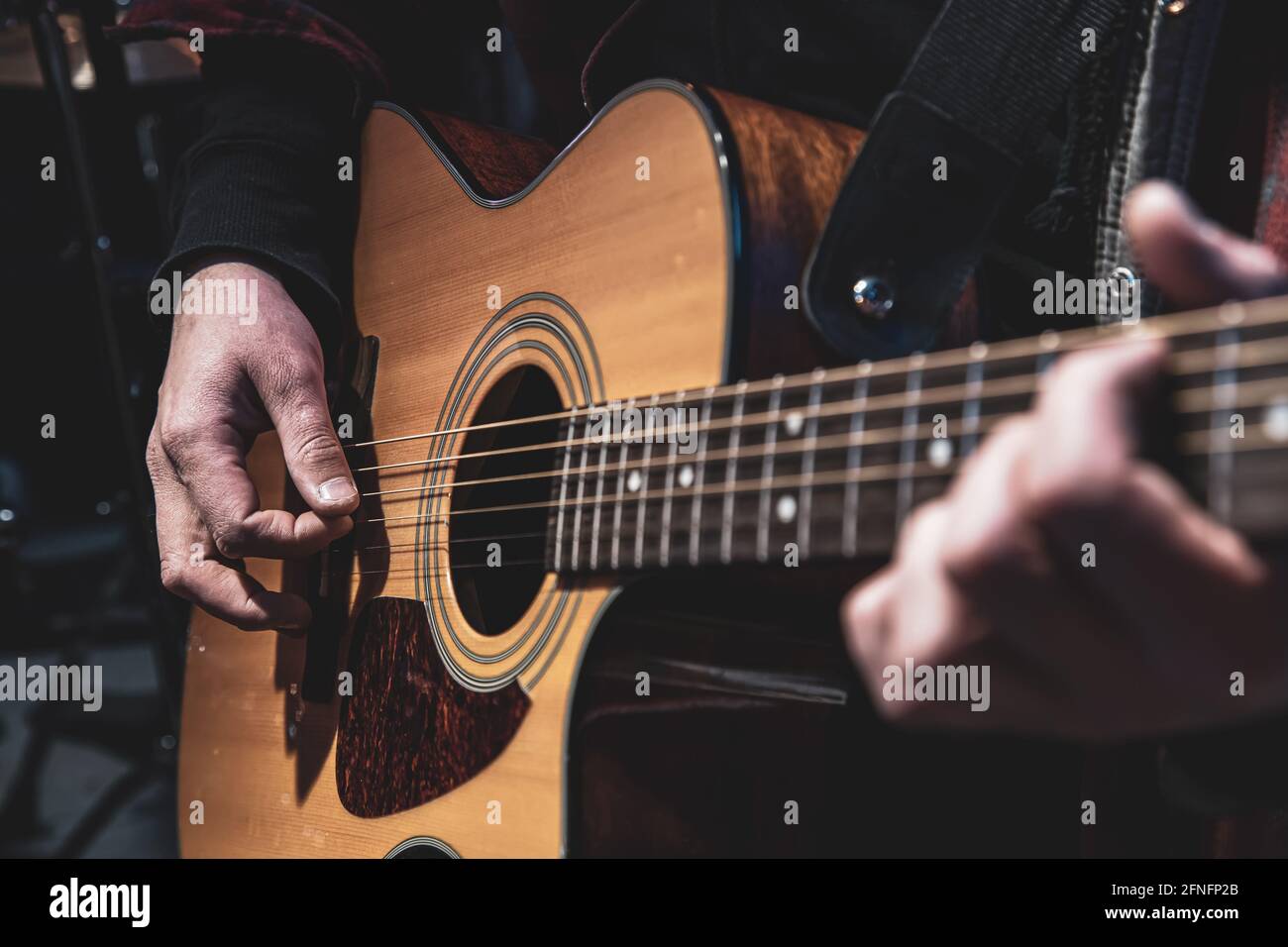 Klassische Akustikgitarre in den Händen eines Musikers. Stockfoto