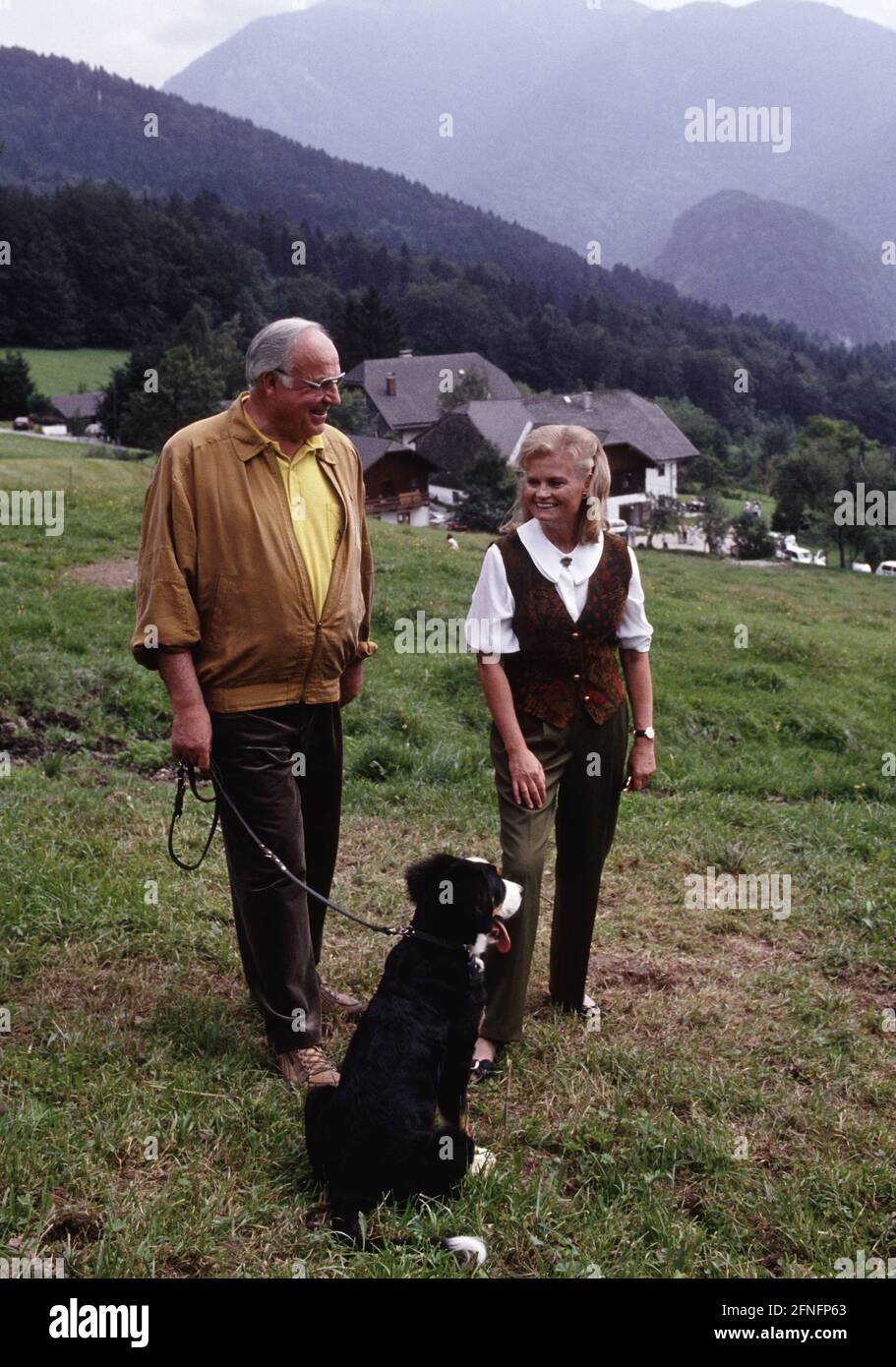 Bundeskanzler Helmut KOHL , CDU , mit seiner Frau Hannelore KOHL im Urlaub bei St.Gilgen in Österreich mit Hund Felix , August 1991 Stockfoto