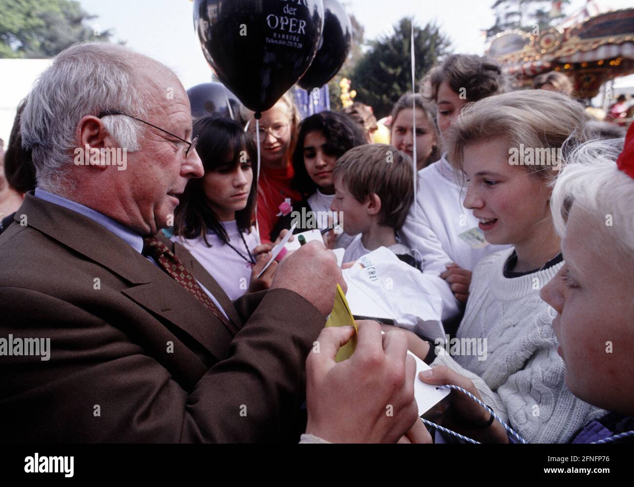 Bundesarbeitsminister Norbert BLUEM , CDU , Autogrammunterzeichnung bei der  Kinderpartei im Bundeskanzleramt , September 1992 Stockfotografie - Alamy