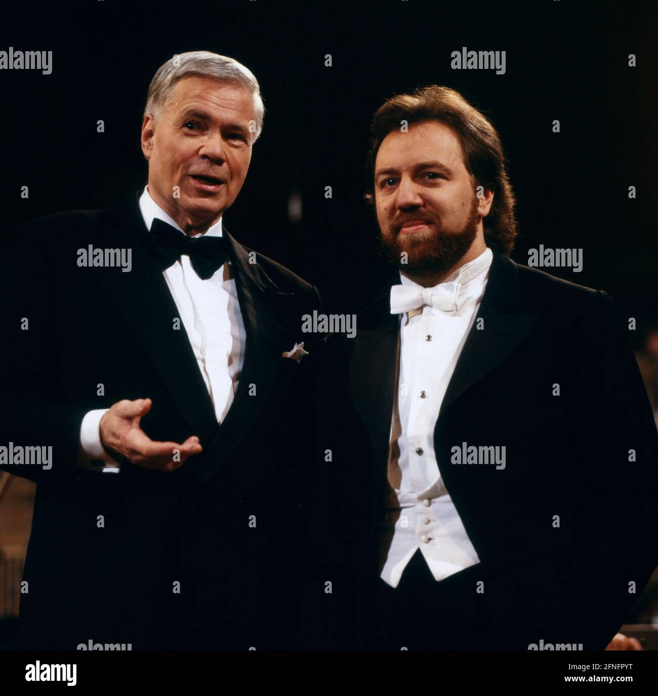 Dietrich Fischer-Dieskau, deutscher Opernsänger, mit dem italienischen Dirigenten Riccardo Chailly, 1989. Dietrich Fischer-Dieskau, deutscher Opernsänger, mit dem italienischen Dirigenten Riccardo Chailly, 1989. Stockfoto