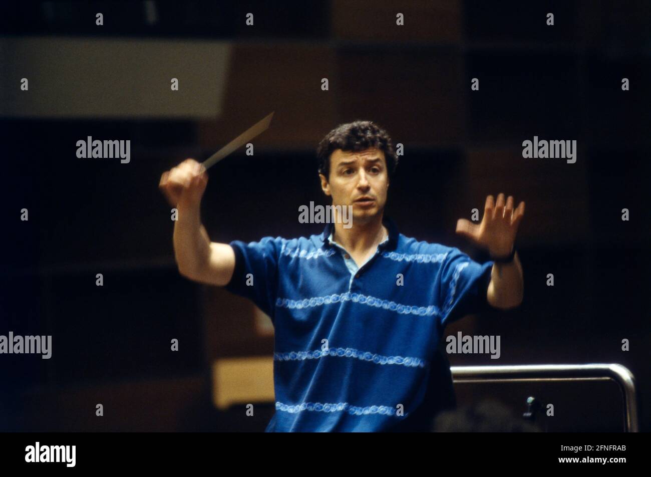 Roberto Abbado, italienischer Dirigent, Neffe von Claudio Abbado, Chefdirigent des Bayerischen Rundfunk-Orchesters, Aufnahme bei einer Probe, 1991. Roberto Abbado, italienischer Dirigent, Neffe von Claudio Abbado, Chefdirigent des Orchesters des Bayerischen Rundfunks, Foto während einer Orchesterprobe, 1991. Stockfoto