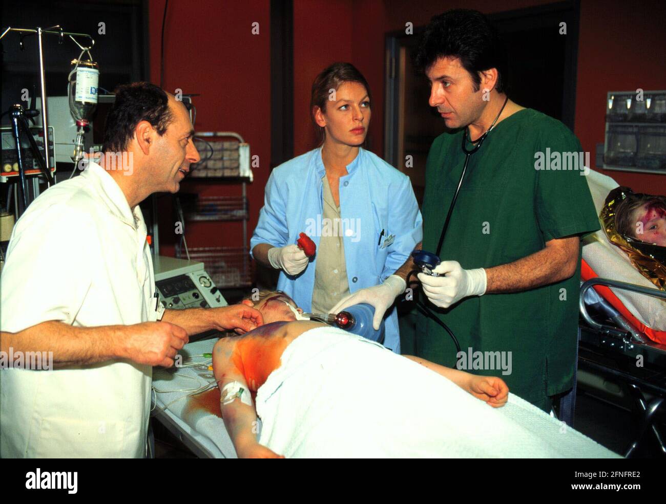 Alphateam - die Lebensretter im OP, SAT1 TV, Klinik-Serie, 1998, Szene: Notaufnahme, Björn, MARC WOLFGANG ARNOLD, hat Rippenbrüche und ist bewusstlos, Dr. Scheu, HERMANN TOELKE, Dr. Maibach, MILA MLADEK und Pfleger Brennecke, UWE KARPA, kümmern sich um Björn. Alphateam - Lebensretter im OP, SAT1, TV-Krankenhausreihe, 1998, Szene: Hermann Tölke, Marc Wolfgang Arnold, Mila Mladek, Uwe Karpa Stockfoto