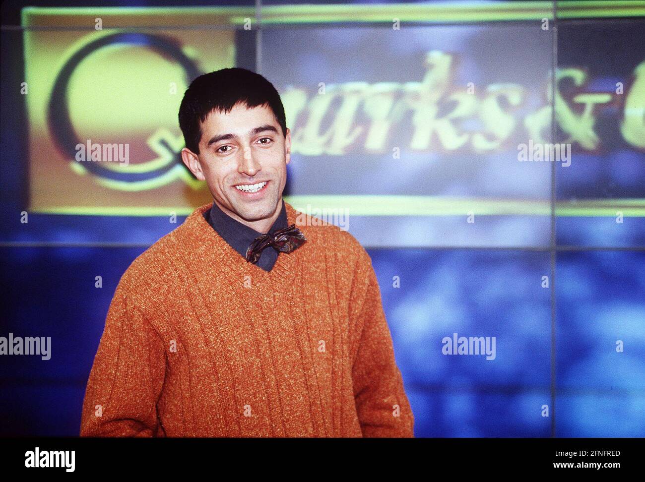 Ranga Yogeshwar, geboren in Indien, Wissenschaftsjournalist aus Luxemburg, moderiert das Wissenschaftsmagazin: Quarks & Co im WDR Fernsehen, Aufnahme von 1993. Ranga Yogeshwar, geboren in Indien, Wissenschaftsjournalist aus Luxemburg, TV-Moderator, präsentiert das Wissenschaftsmagazin Quarks and Co im WDR TV, Foto 1993. Stockfoto